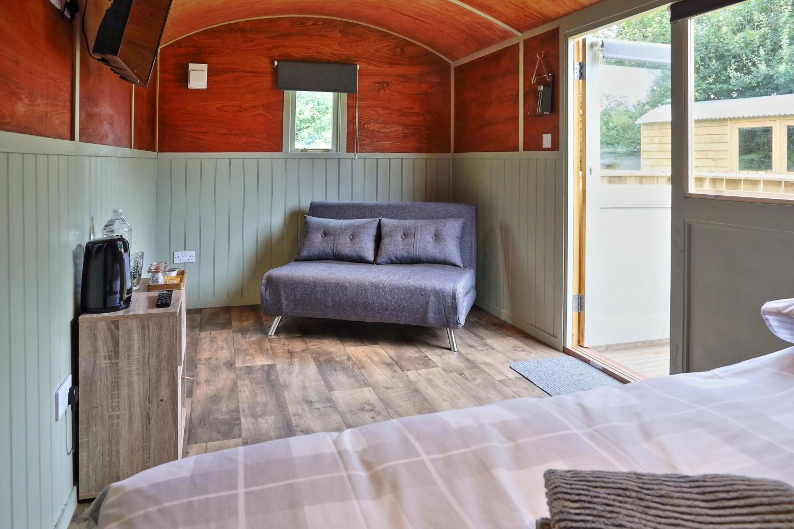Seating area, Bed in The Windmill Inn - Whitby