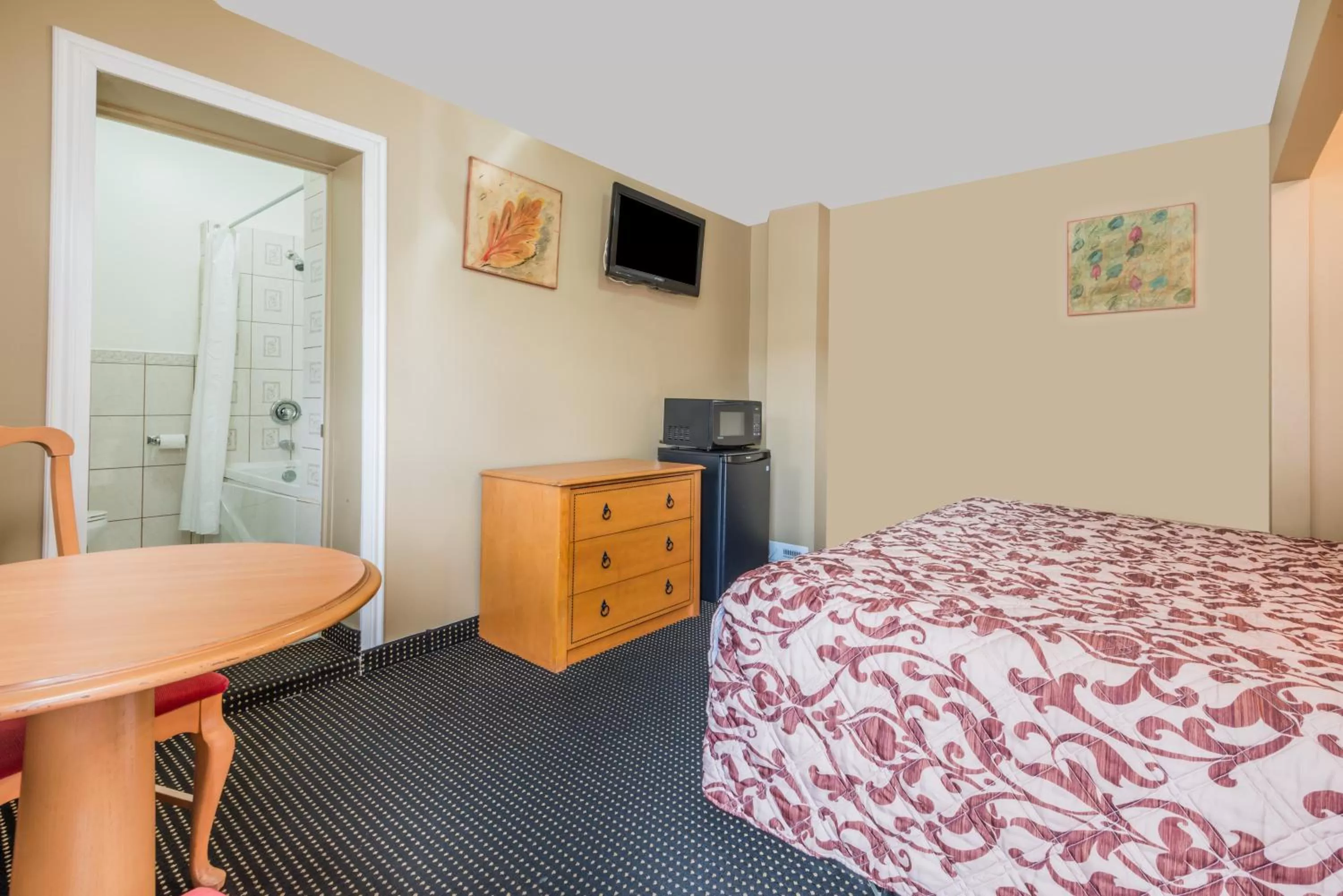 Decorative detail, Bed in Knights Inn London Ontario