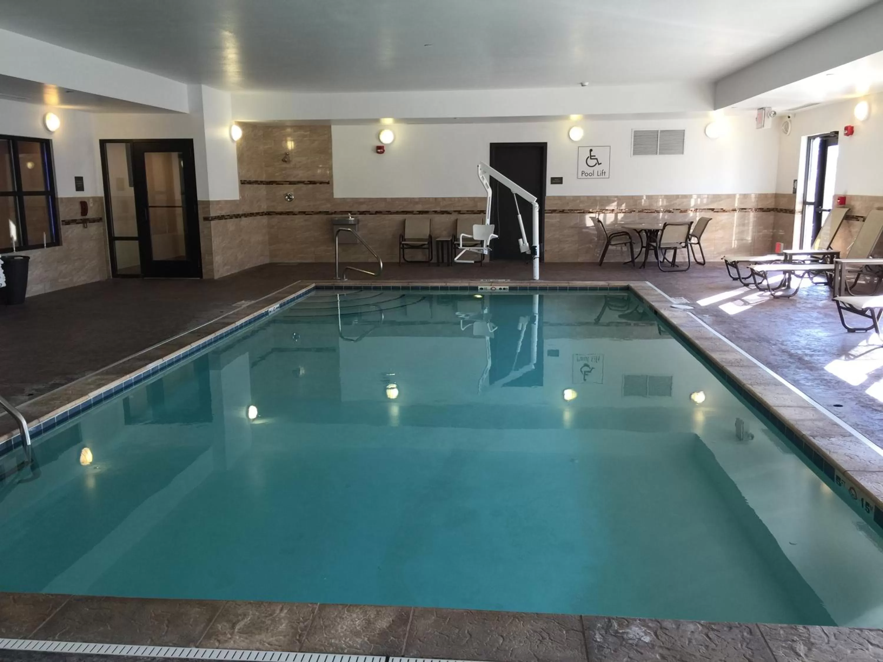 Swimming pool in Comfort Suites Uniontown