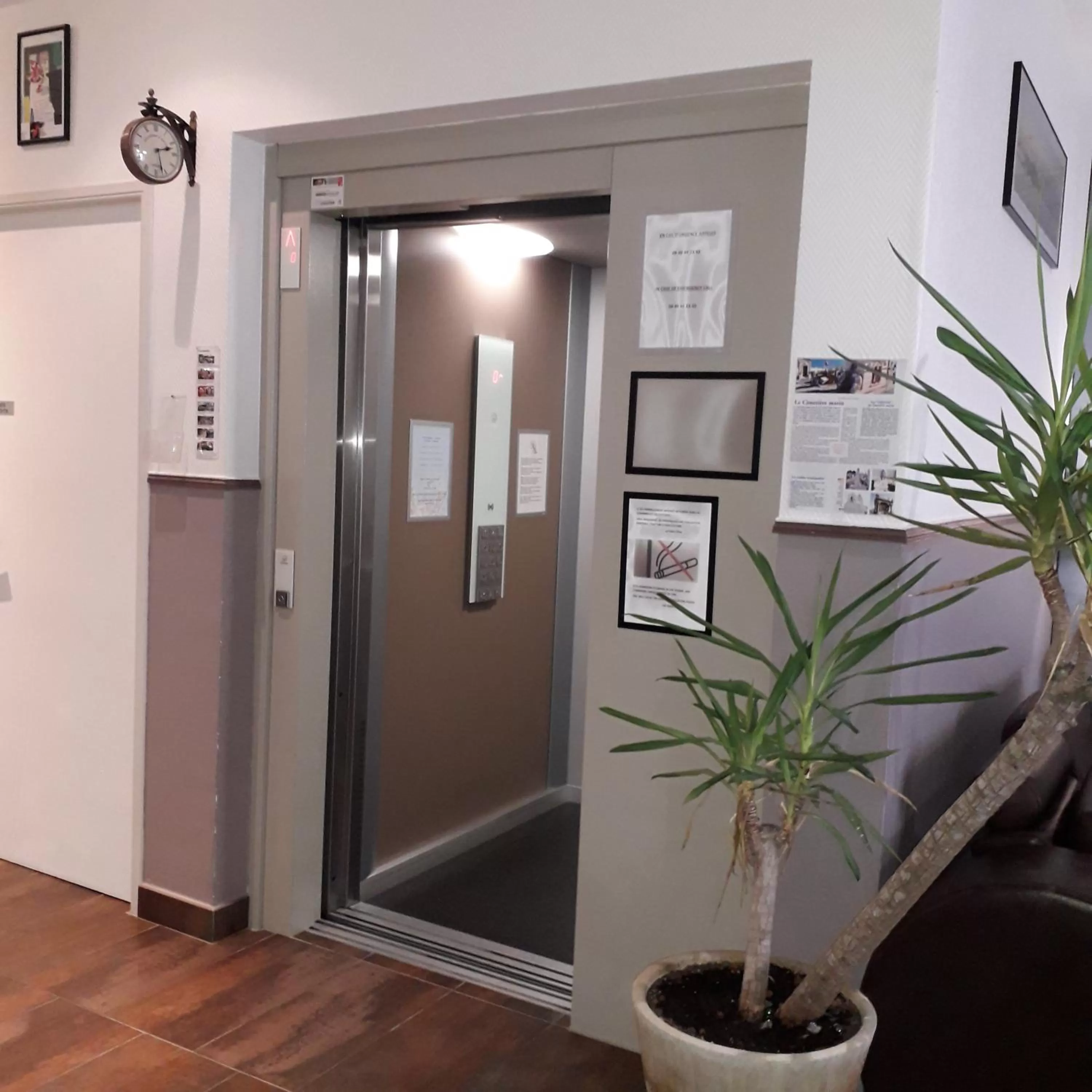 Lobby or reception in Le National Sète Centre Gare,Ascenseur