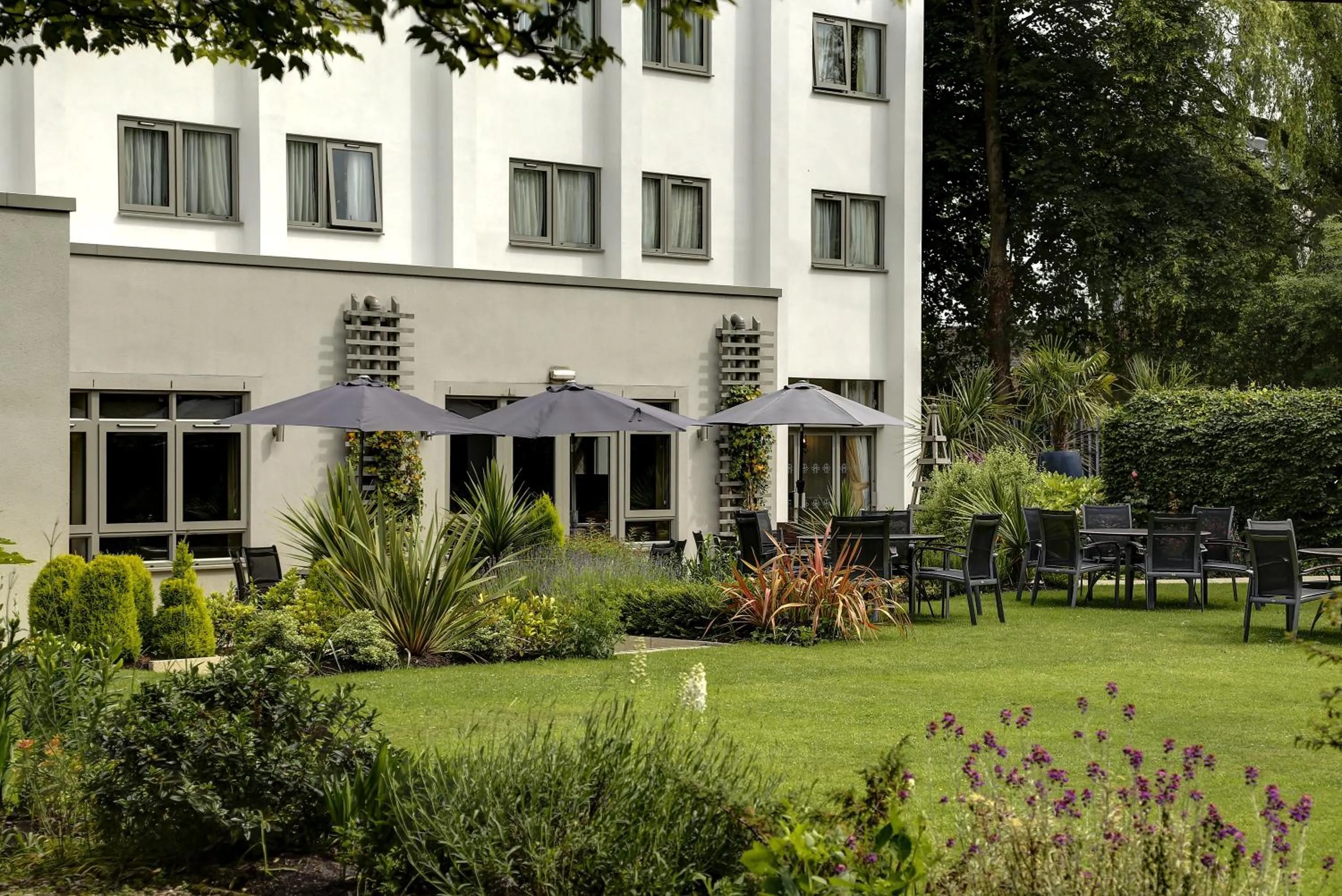 Property building in Best Western Plus Pinewood Manchester Airport-Wilmslow Hotel