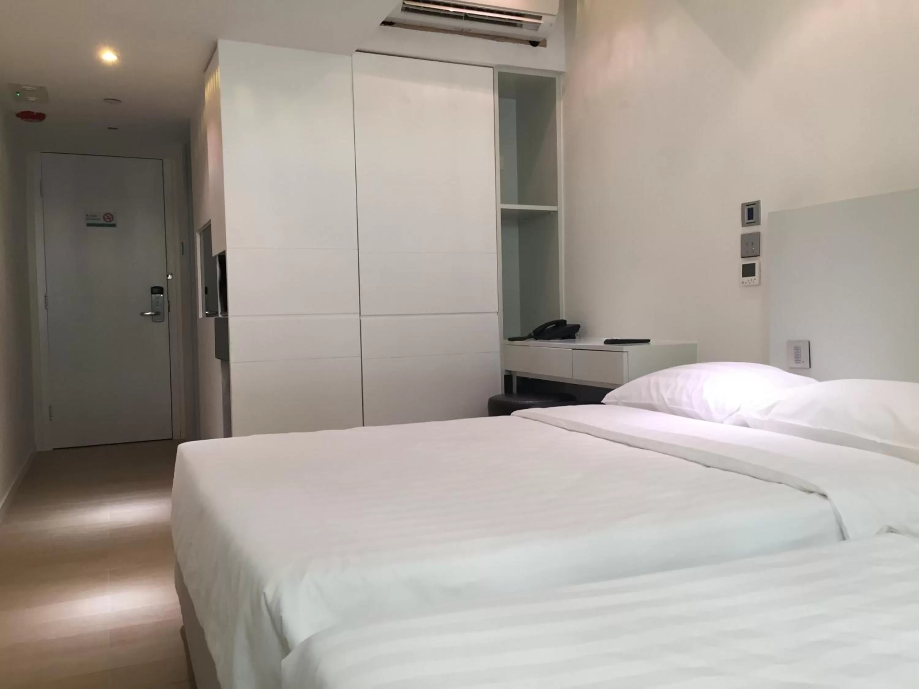 Photo of the whole room, Bed in Homy Central