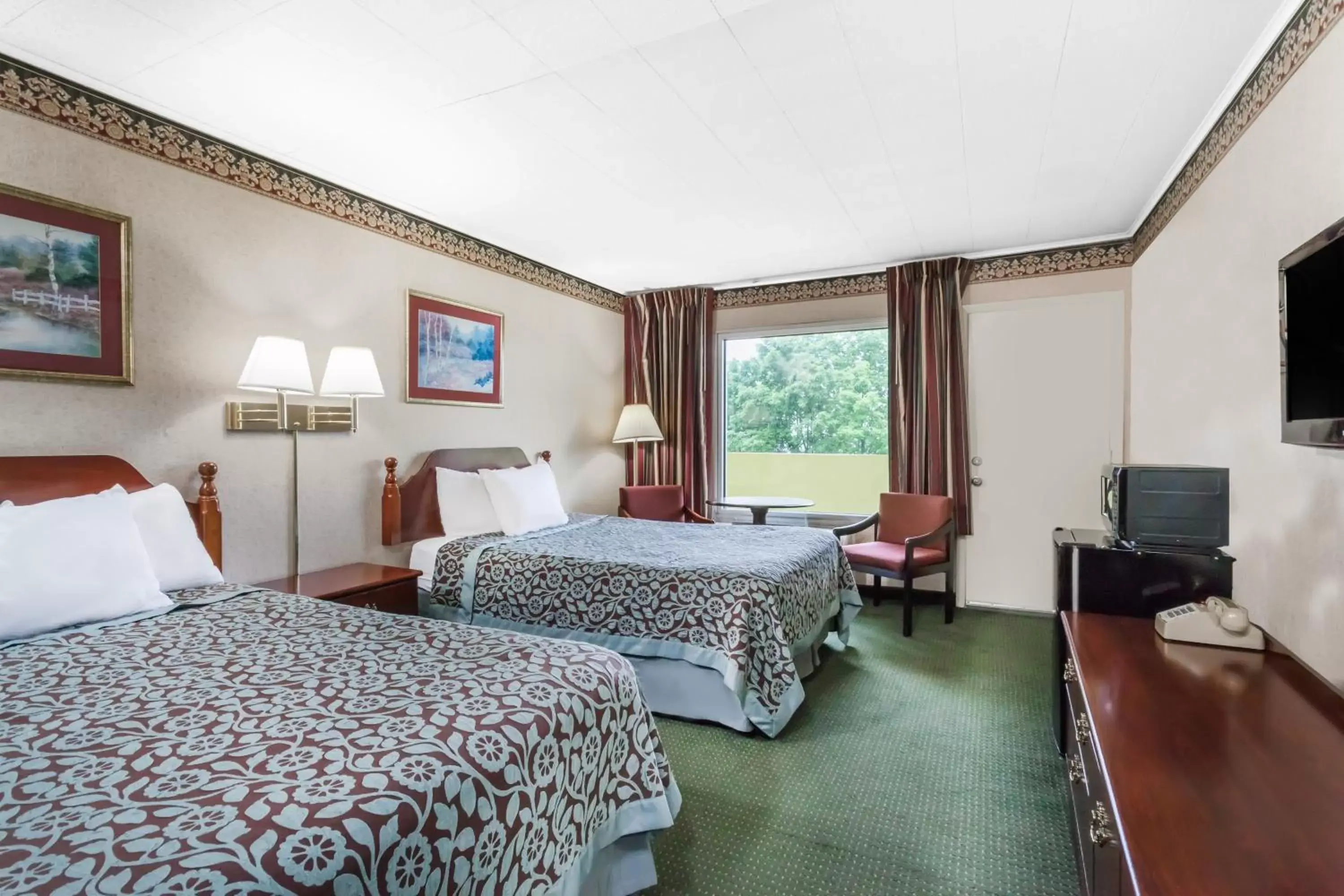 Double Room with Two Double Beds and Balcony - Non-Smoking in Days Inn by Wyndham Tannersville Double Room with Two Double Beds and Balcony - Non-Smoking in Days Inn by Wyndham Tannersville