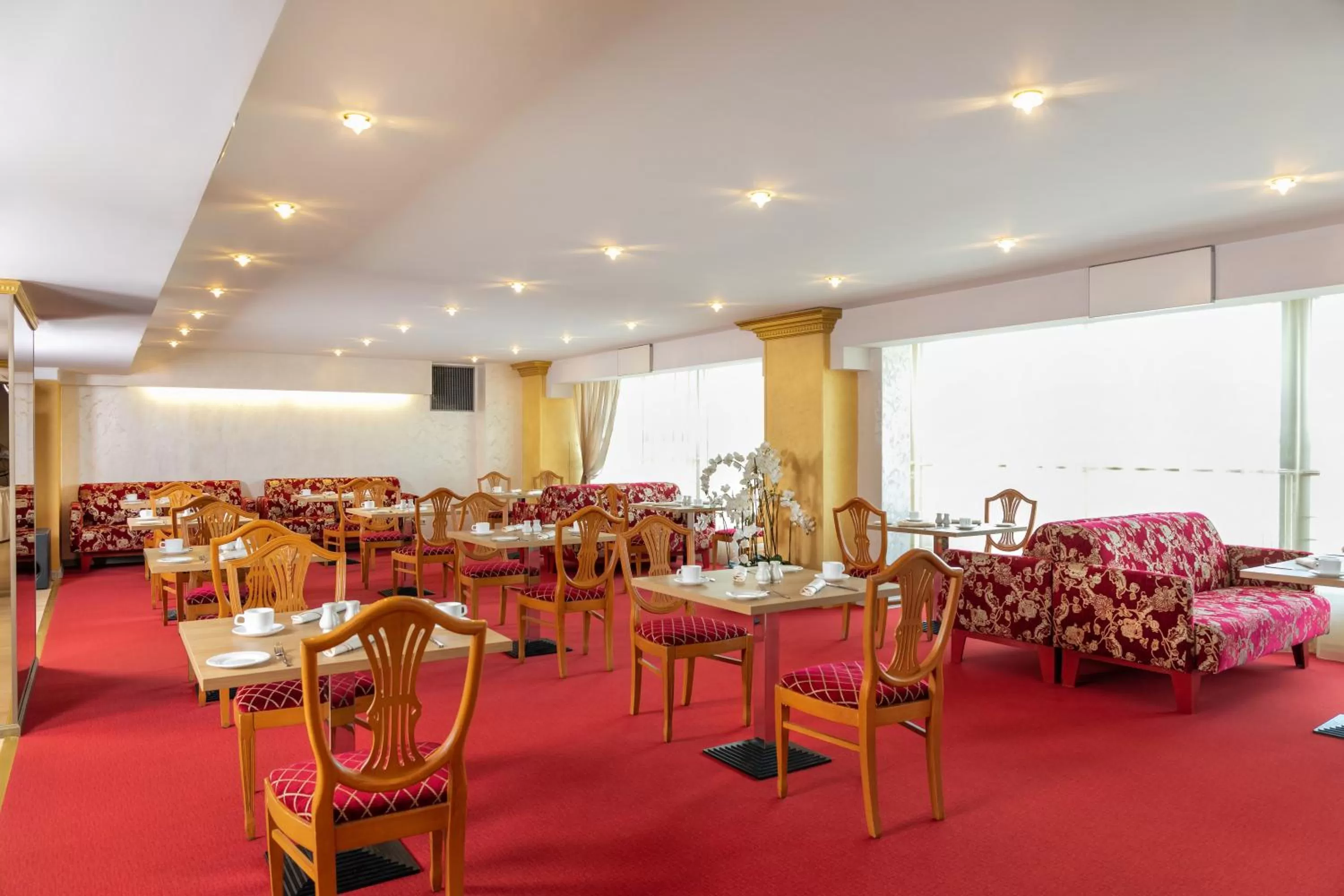 Restaurant/places to eat in U11 Hotel & SPA