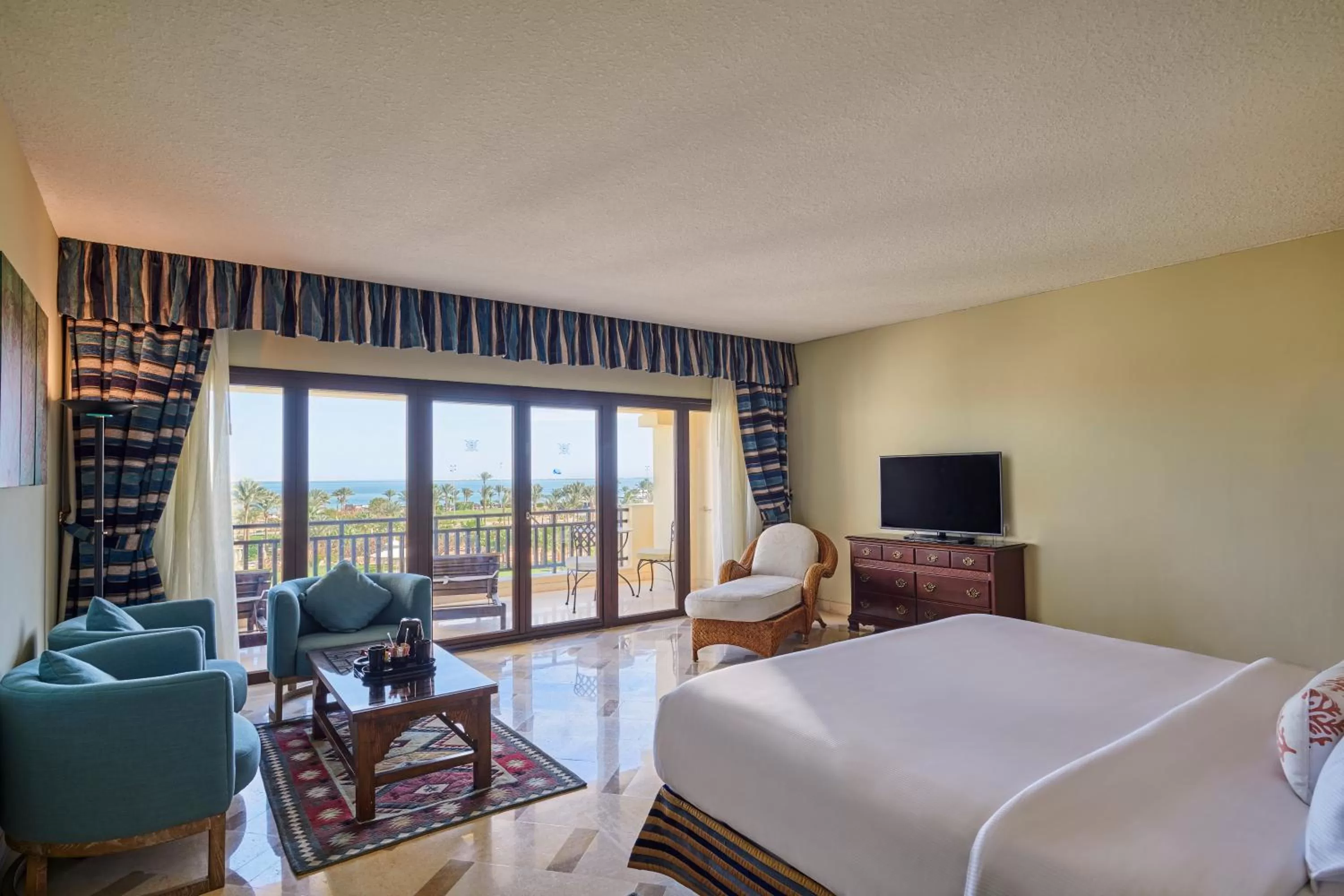 TV and multimedia, Bed in Steigenberger Aldau Beach Hotel