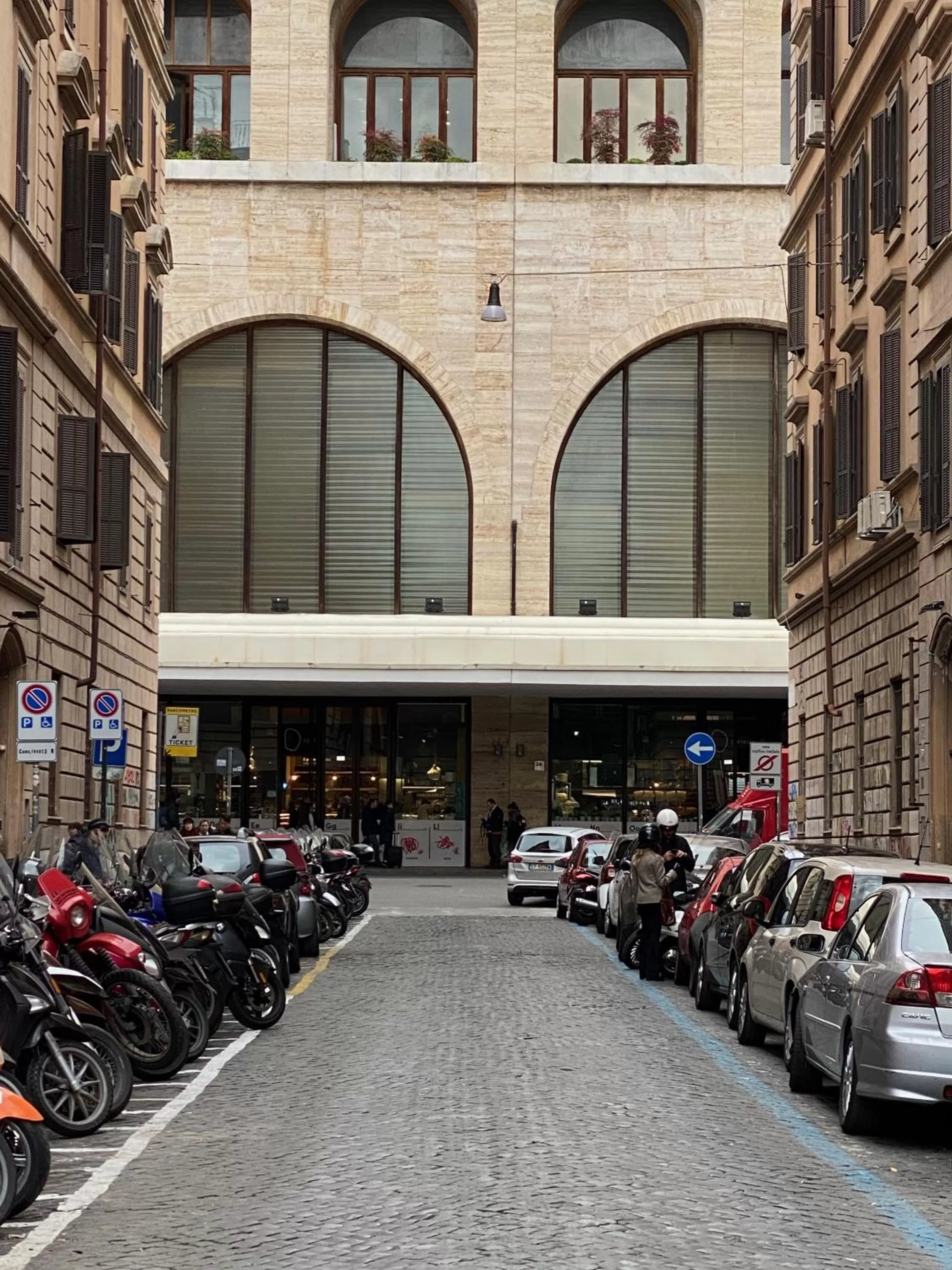 On-site shops in Guest House Rome by GHOR