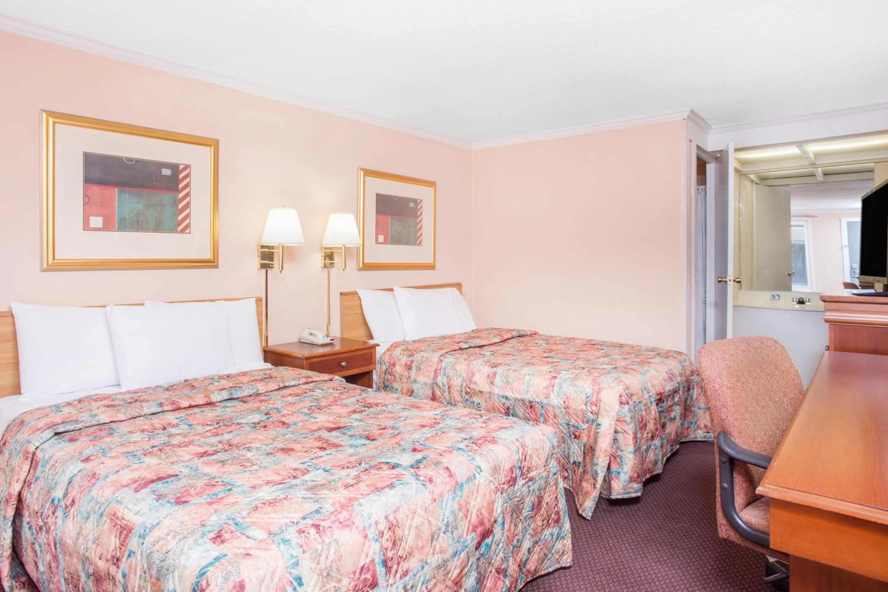 Bed in Knights Inn - Augusta