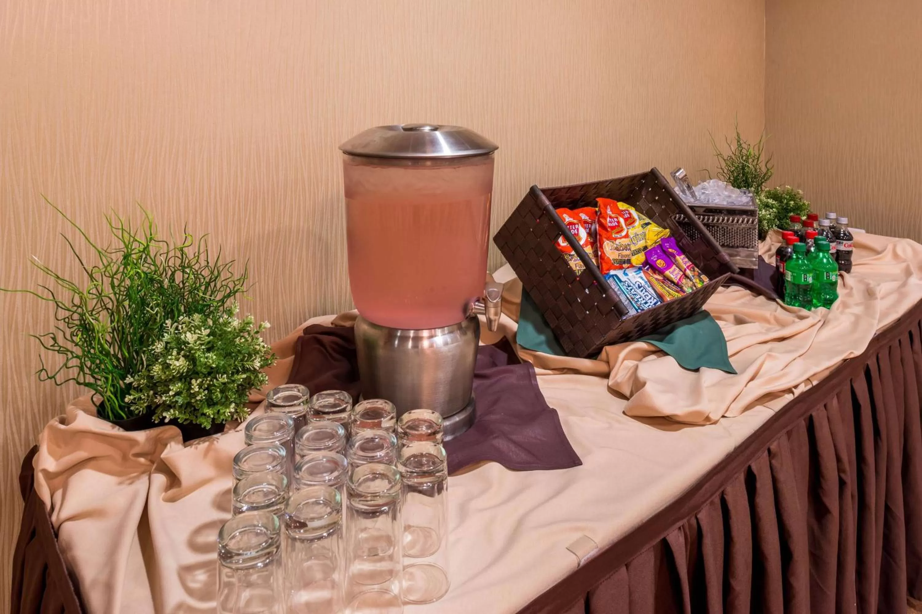 Dining area in Hilton Garden Inn Detroit Southfield