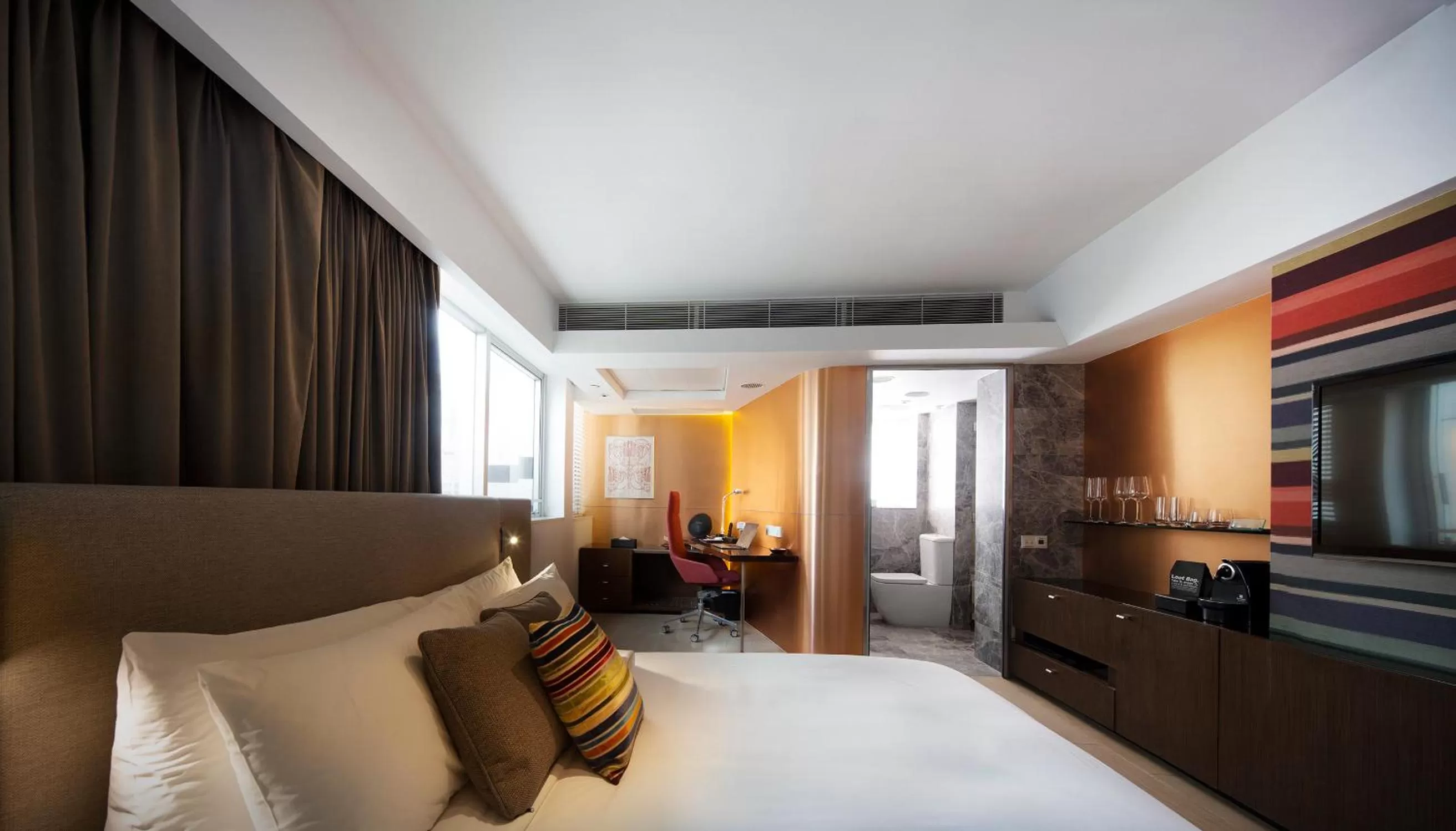 Photo of the whole room, Bed in Ovolo Central