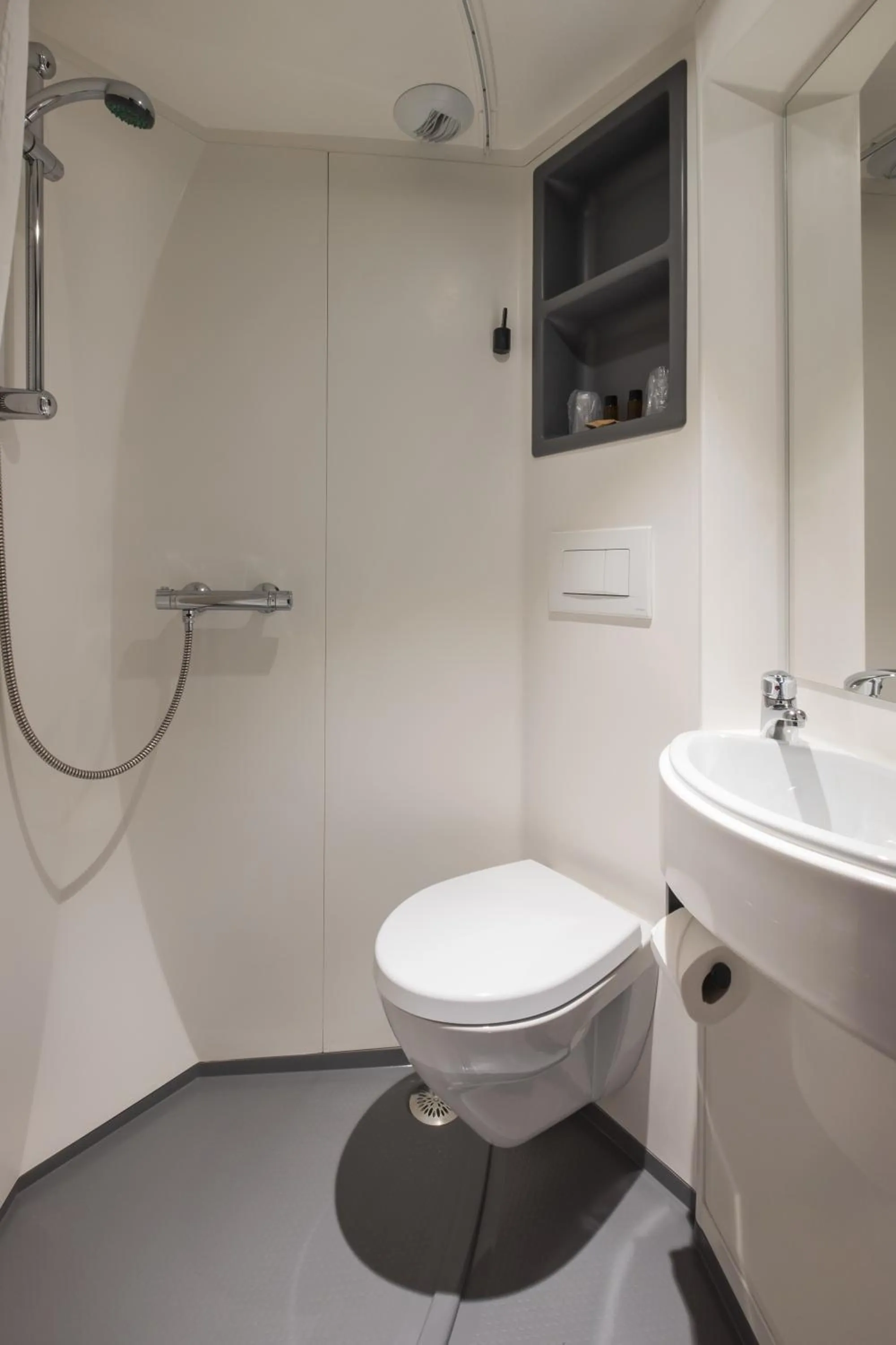 Shower in Hotel Victoria Lyon Perrache Confluence