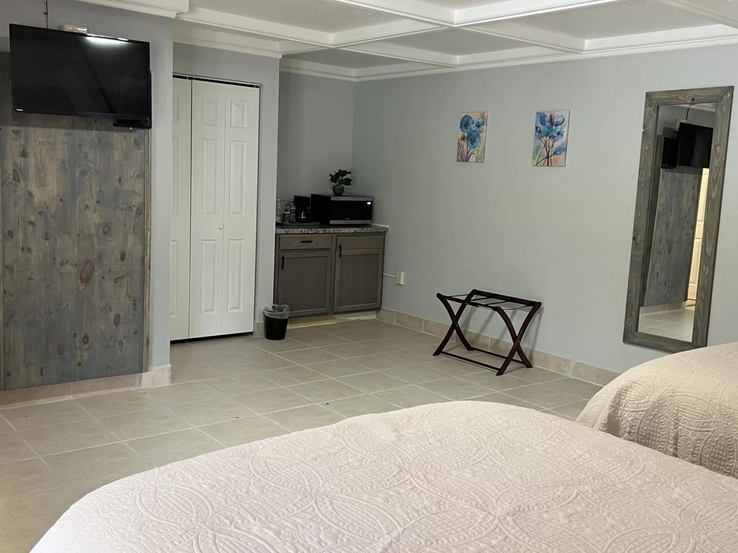 TV and multimedia, Bed in BlueGem Motel