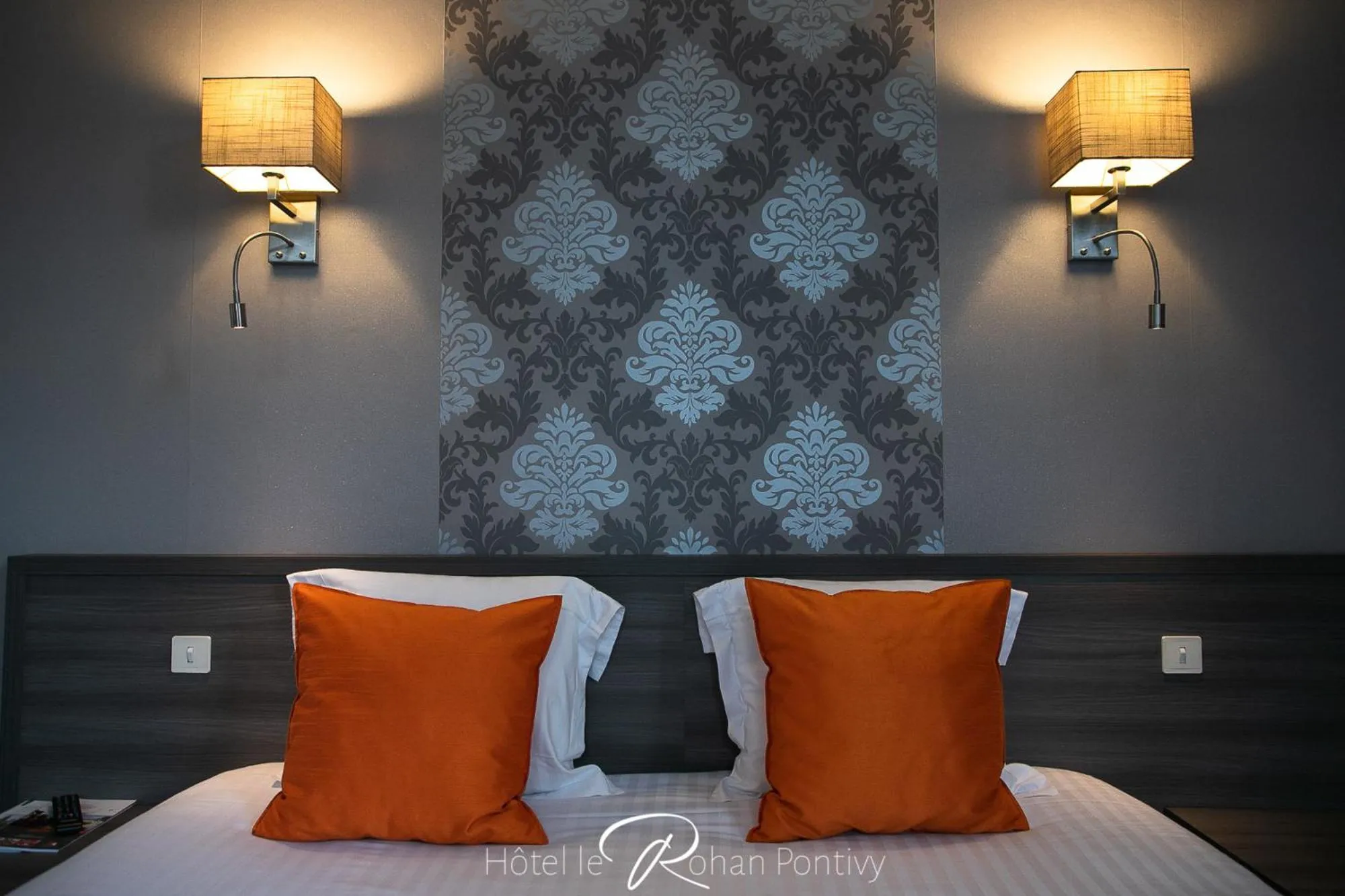 Bed in Hôtel Le Rohan Charme et Caractère