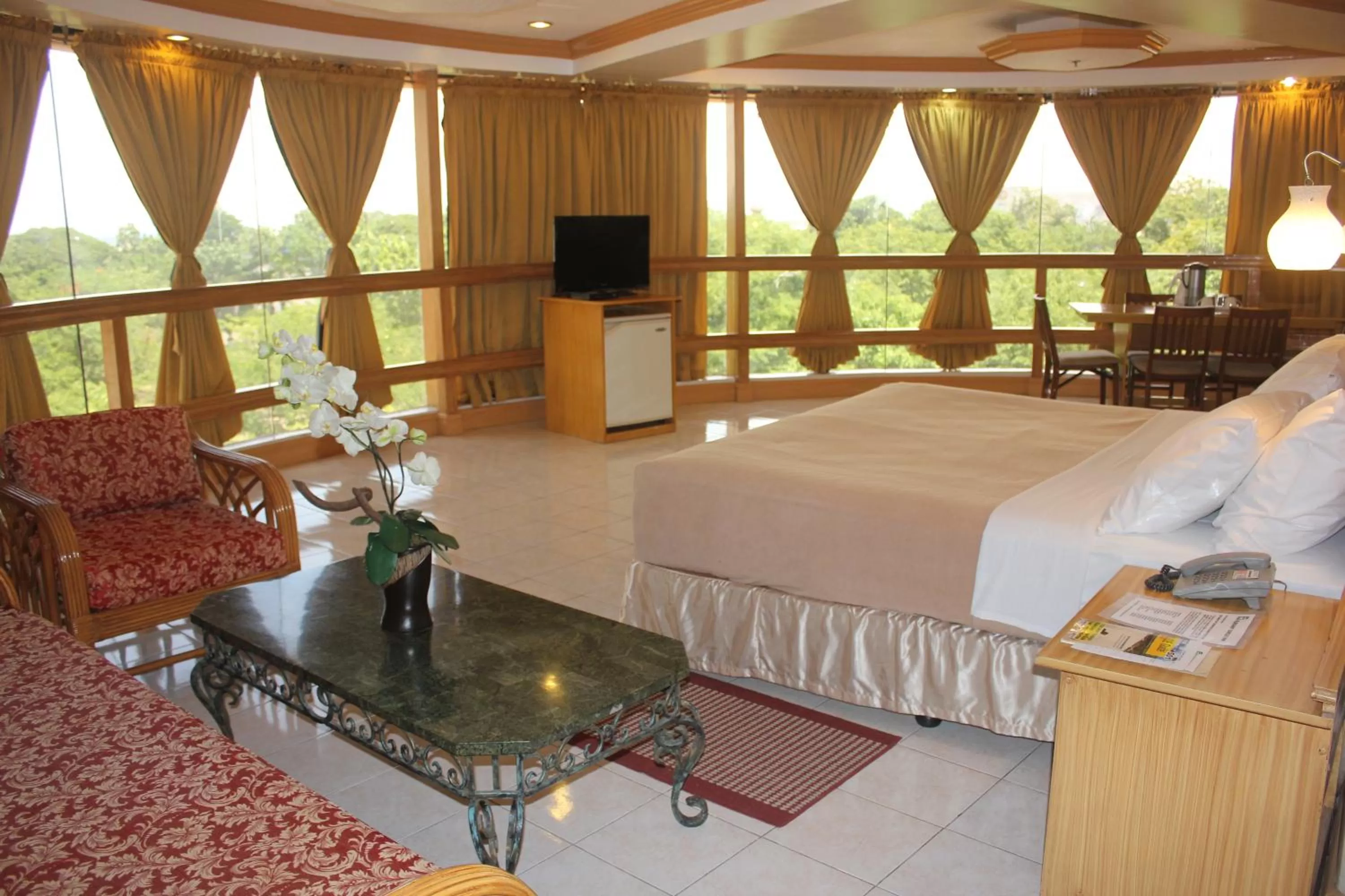 Photo of the whole room, Bed in Elegant Circle Inn