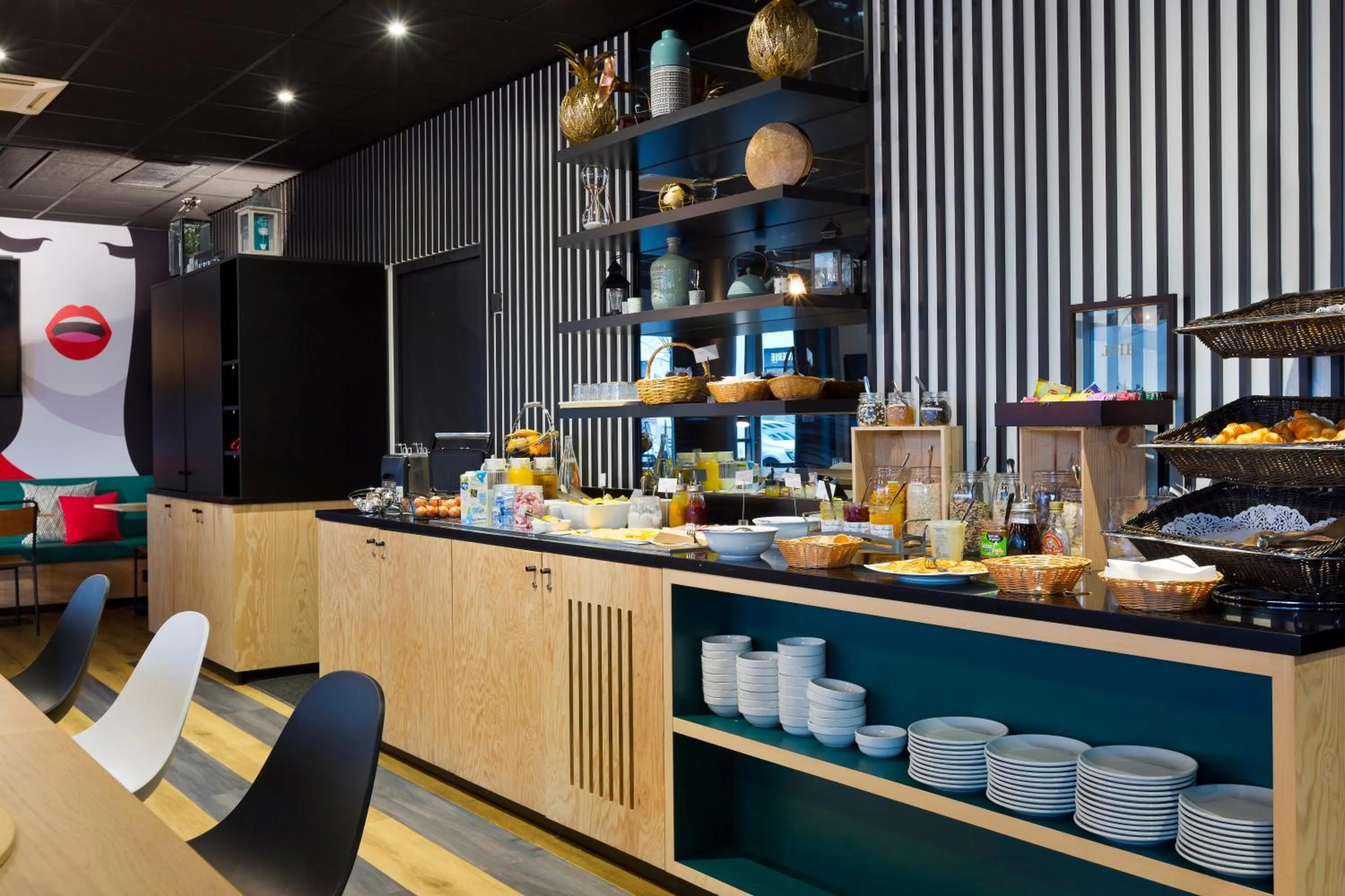 Food and drinks in ibis Styles Massy Opéra