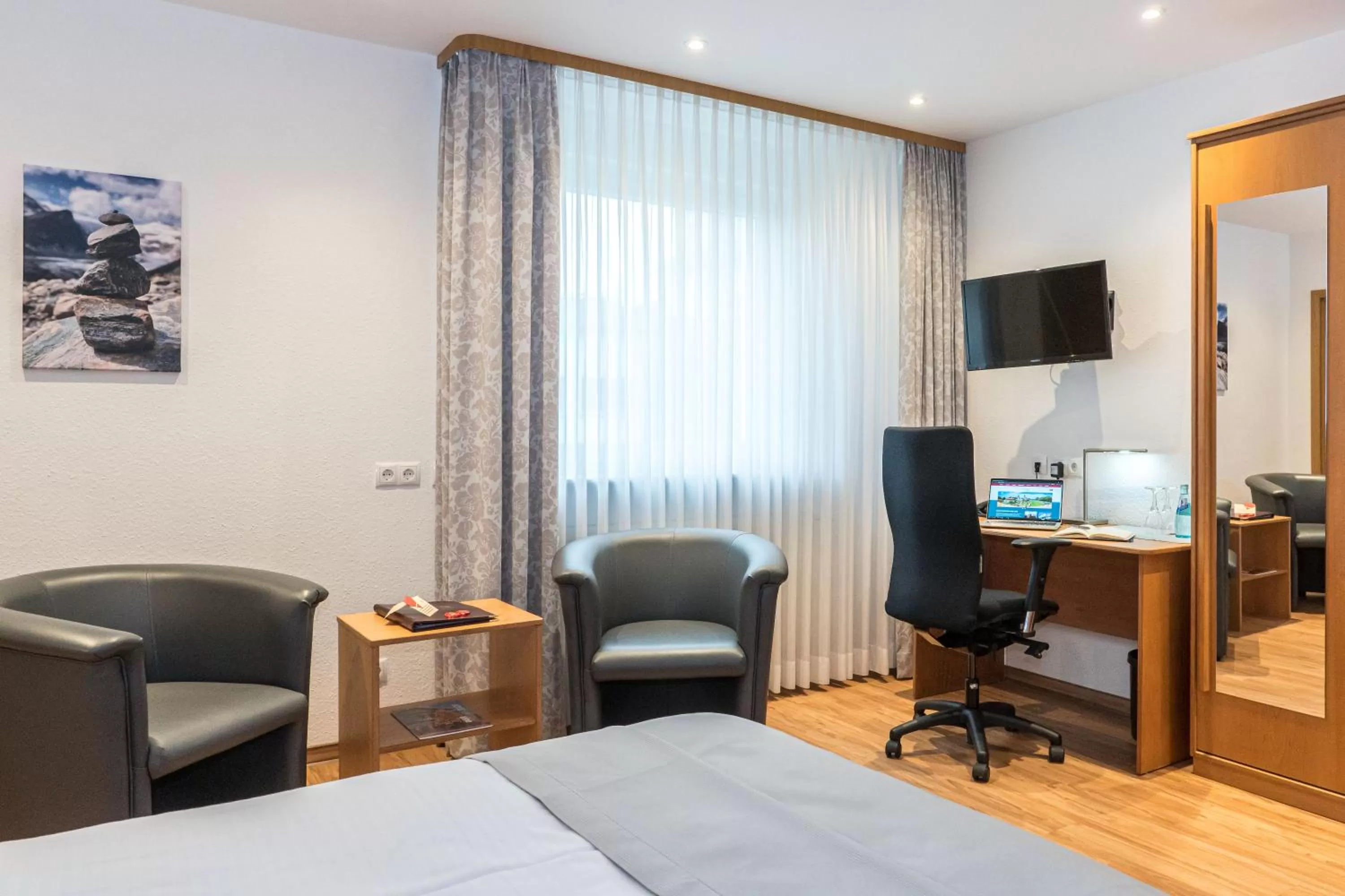 Staff, Bed in Hotel Elysee