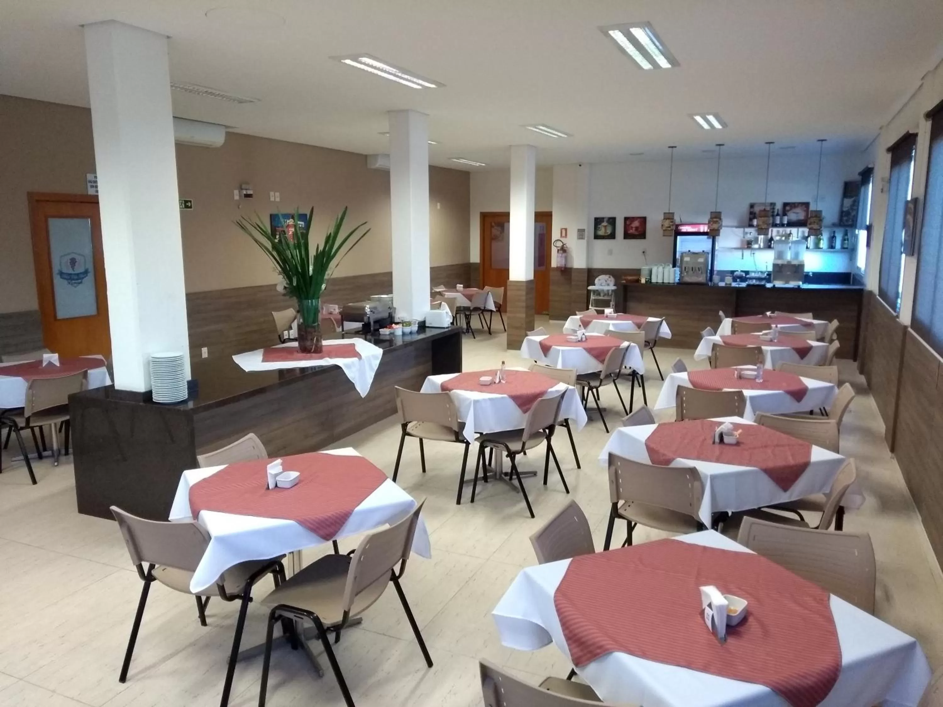 Restaurant/places to eat in Hotel Ville House Premium