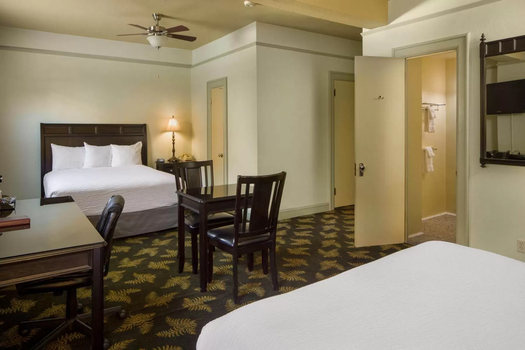 Bed in Finlen Hotel and Motor Inn