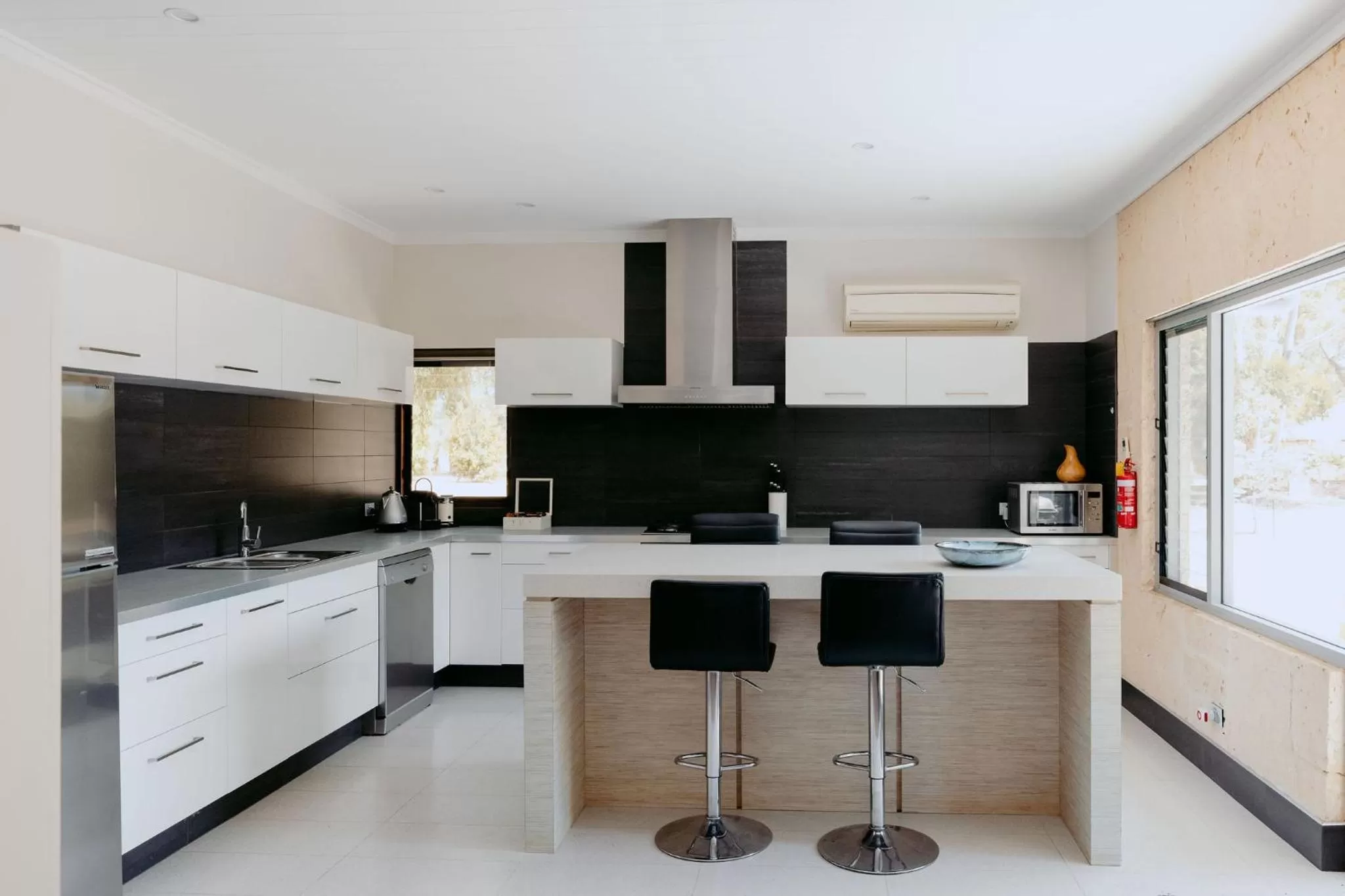 Kitchen or kitchenette in Losari Retreat