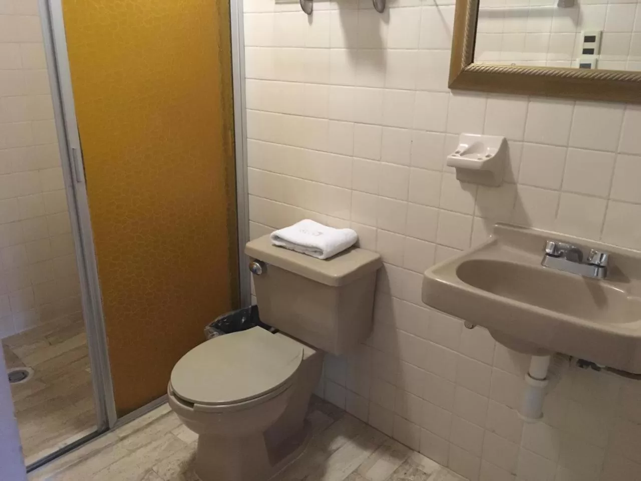 Bathroom in Arcos hotel