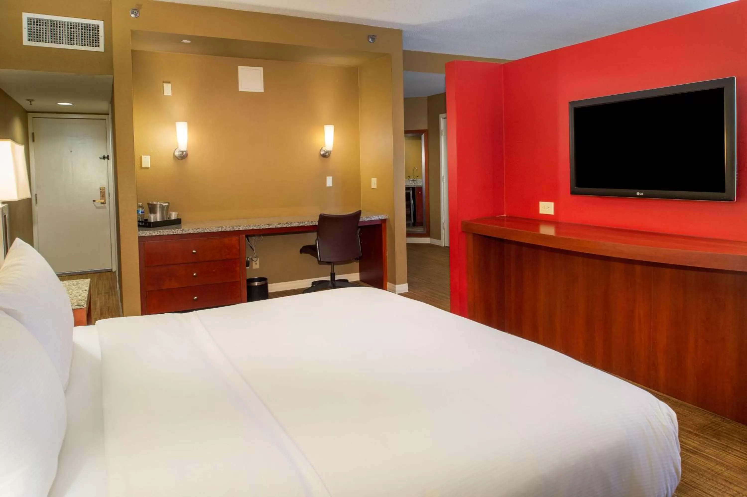 Bed in Hilton St. Louis Airport