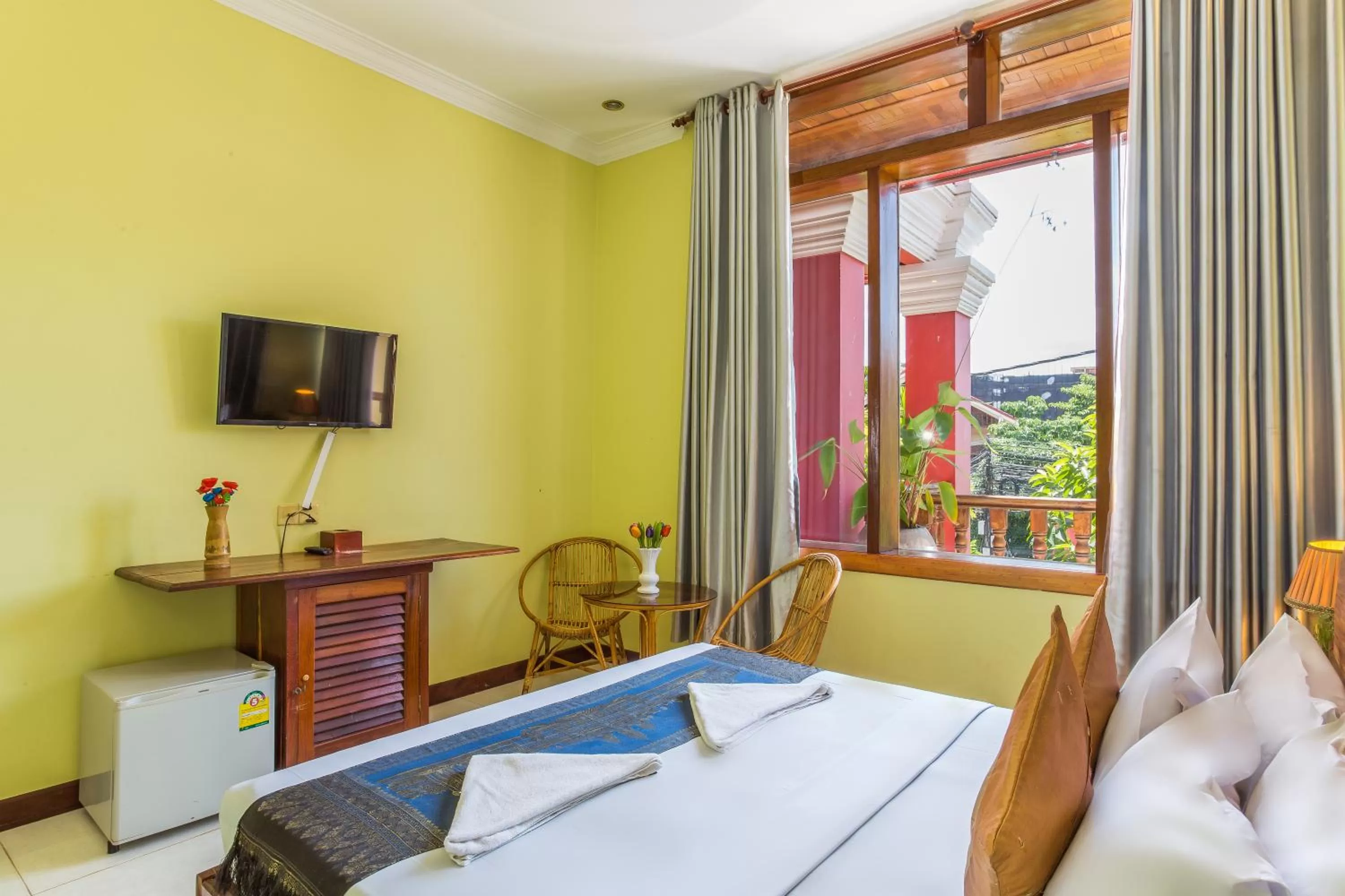 Bedroom, Bed in Side Walk Hotel