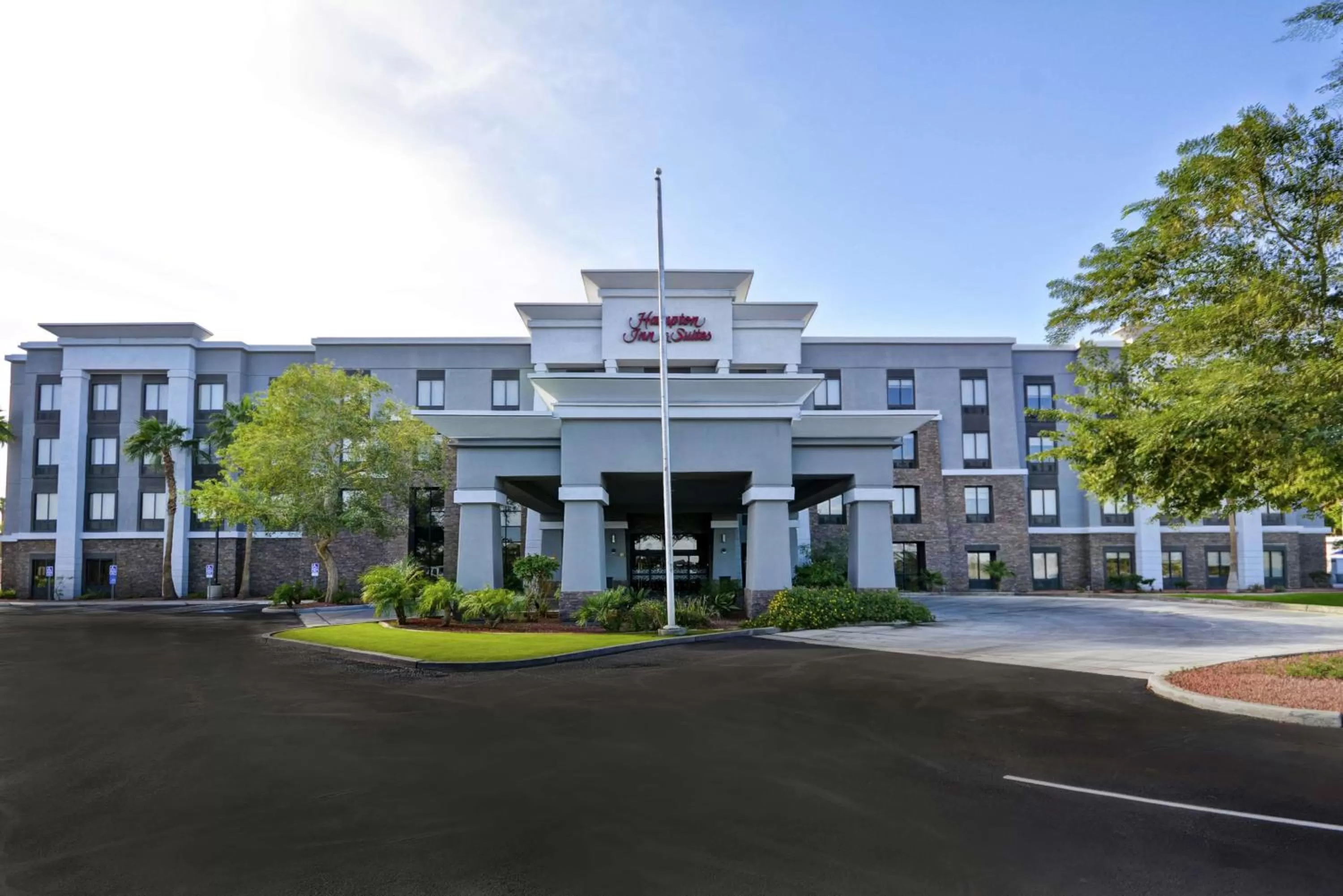 Property building in Hampton Inn & Suites Yuma