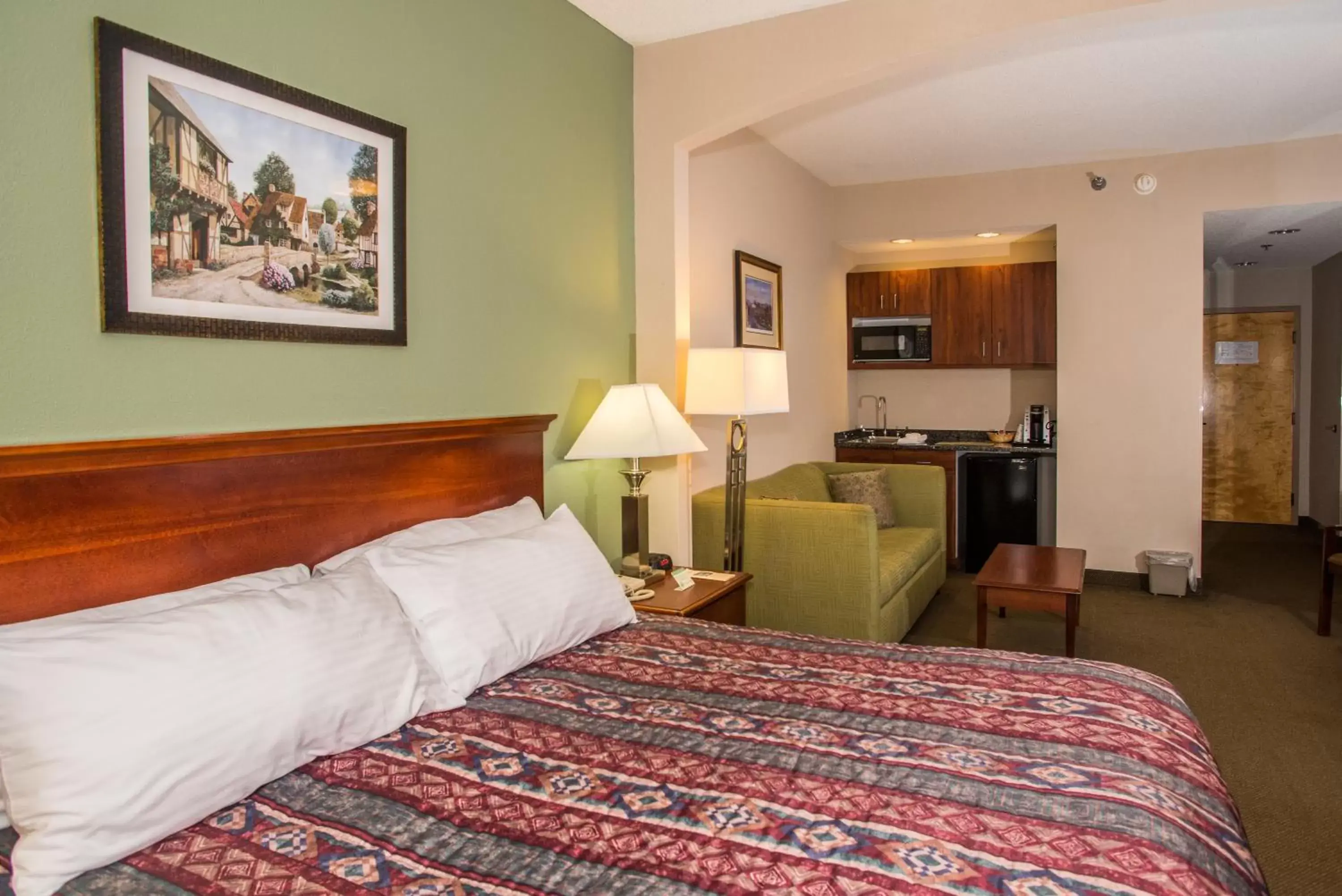 King Room with Sofa Bed - Non-Smoking in Round Hill Inn King Room with Sofa Bed - Non-Smoking in Round Hill Inn