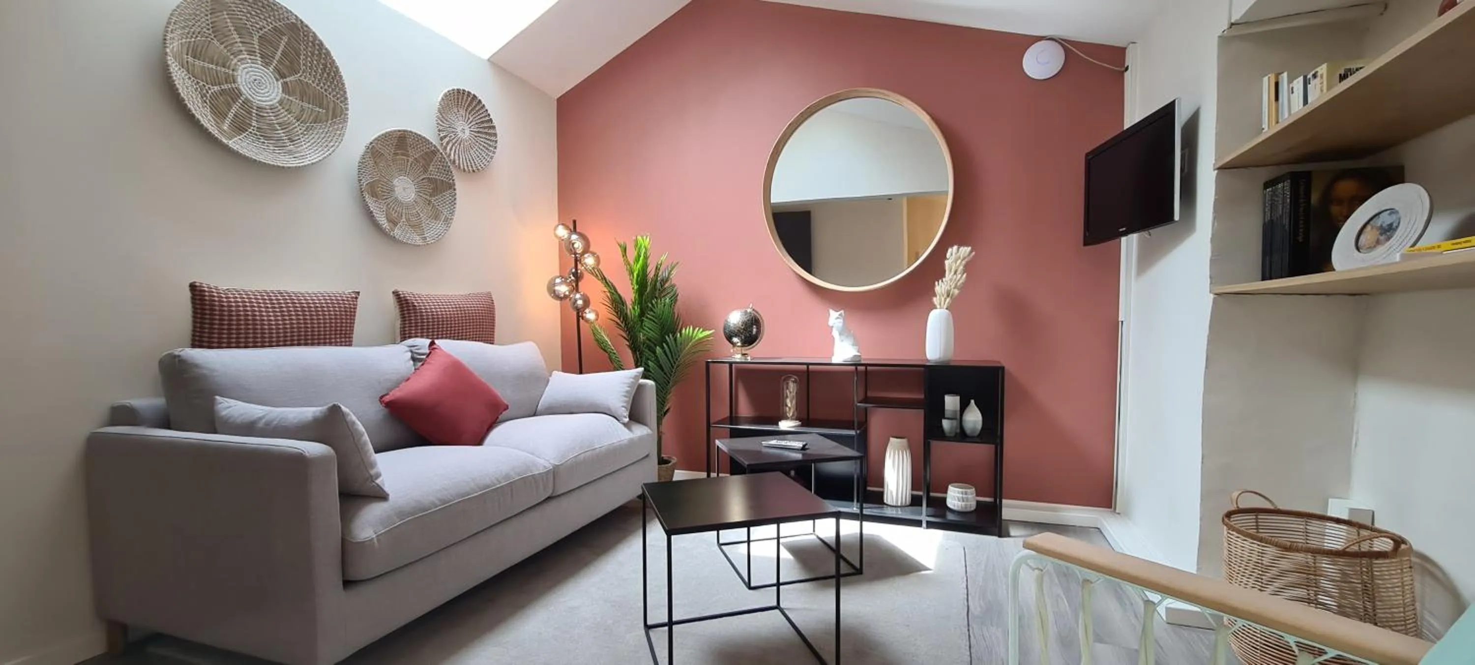 Communal lounge/ TV room in Hôtel Le Seize, Nice Centre