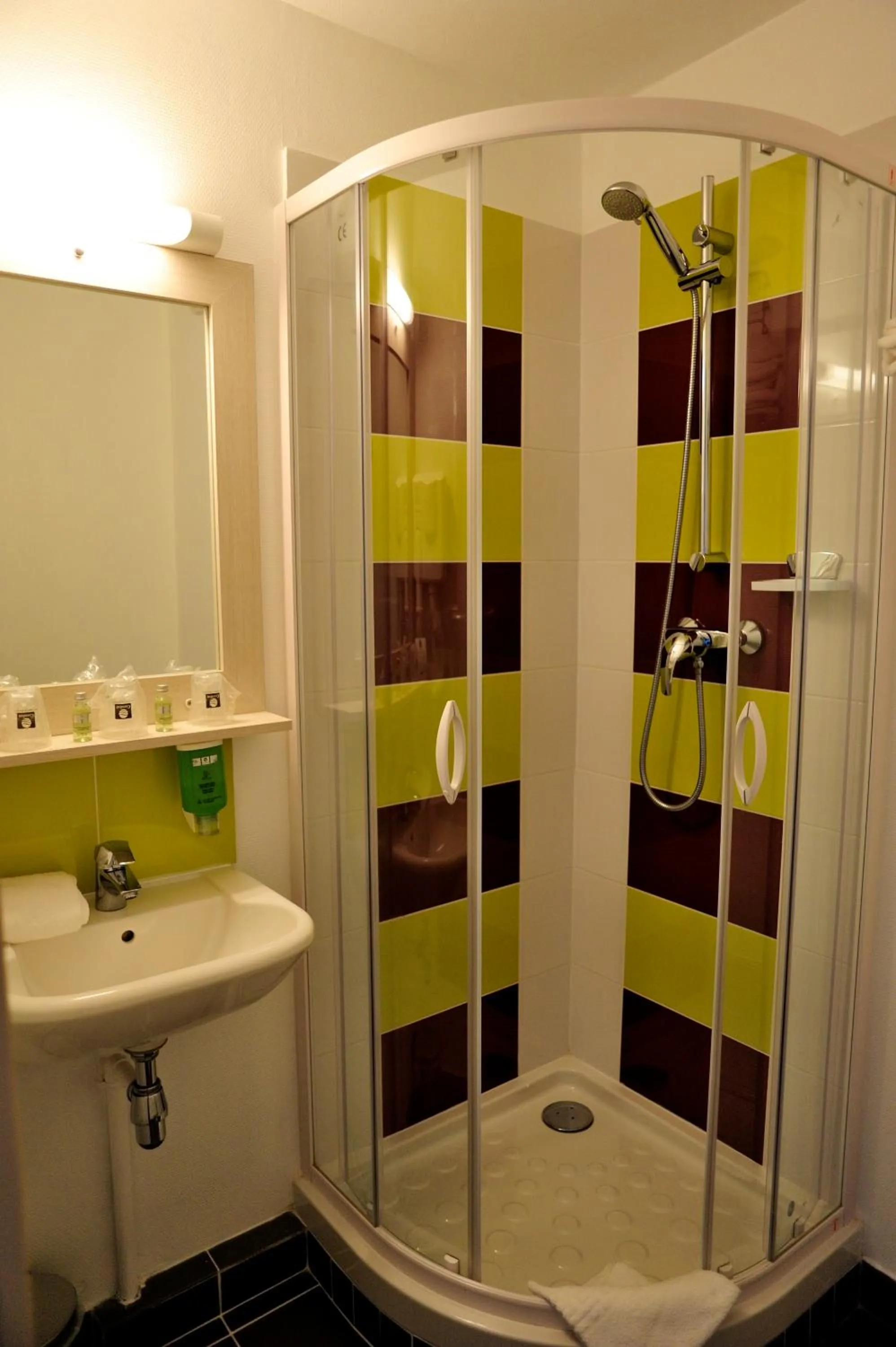 Bathroom in Comfort Hotel Orléans Olivet