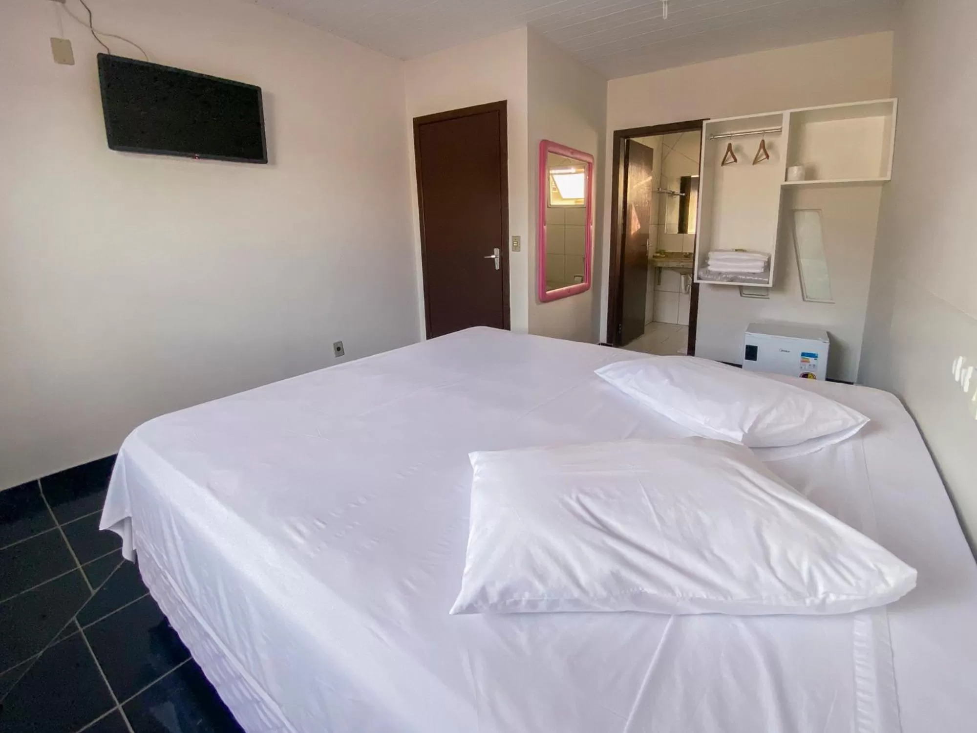 Photo of the whole room, Bed in GUINZA