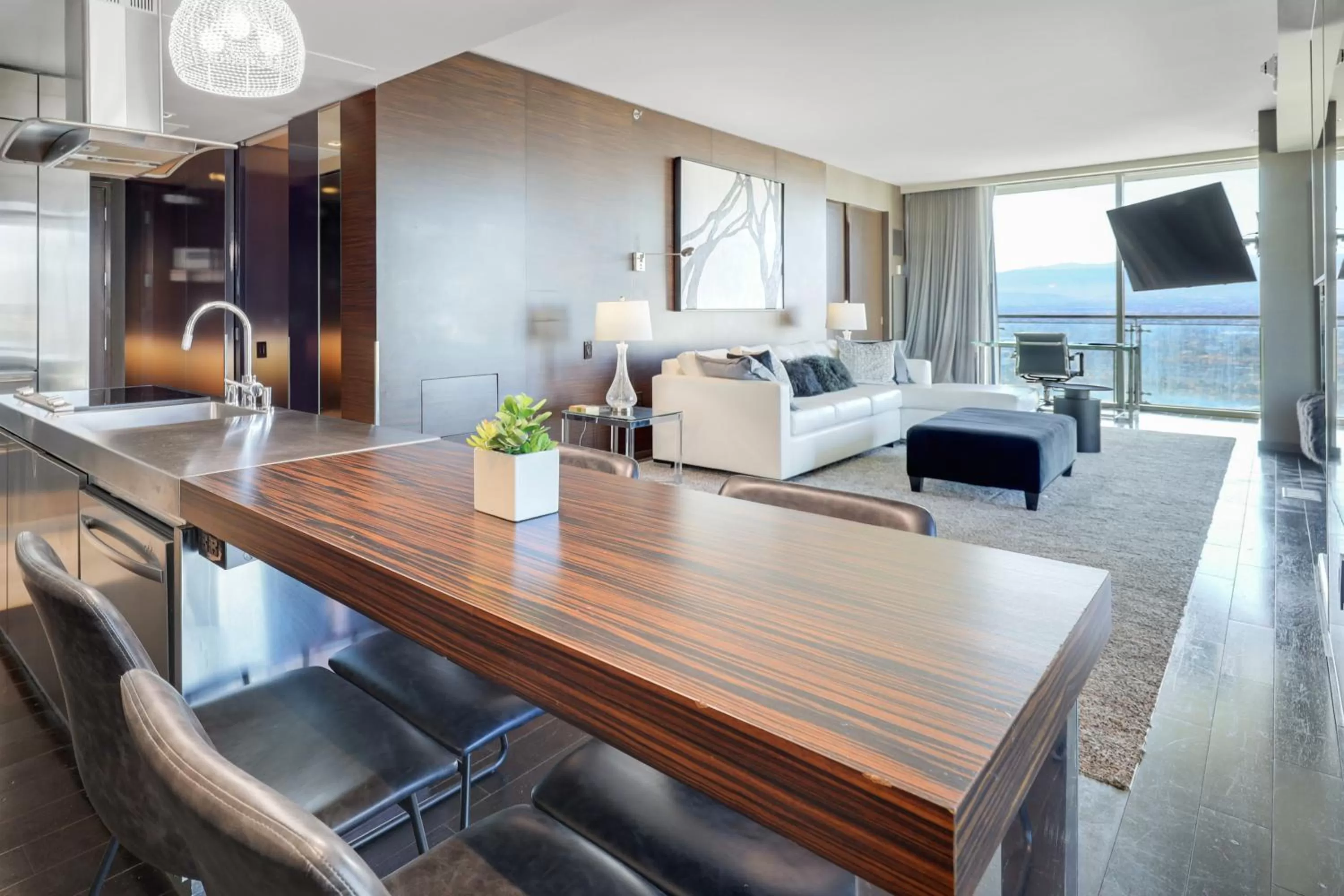 TV and multimedia in Vegas Palms HIGH 52nd fl. 1BDR corner penthouse 1220sqft