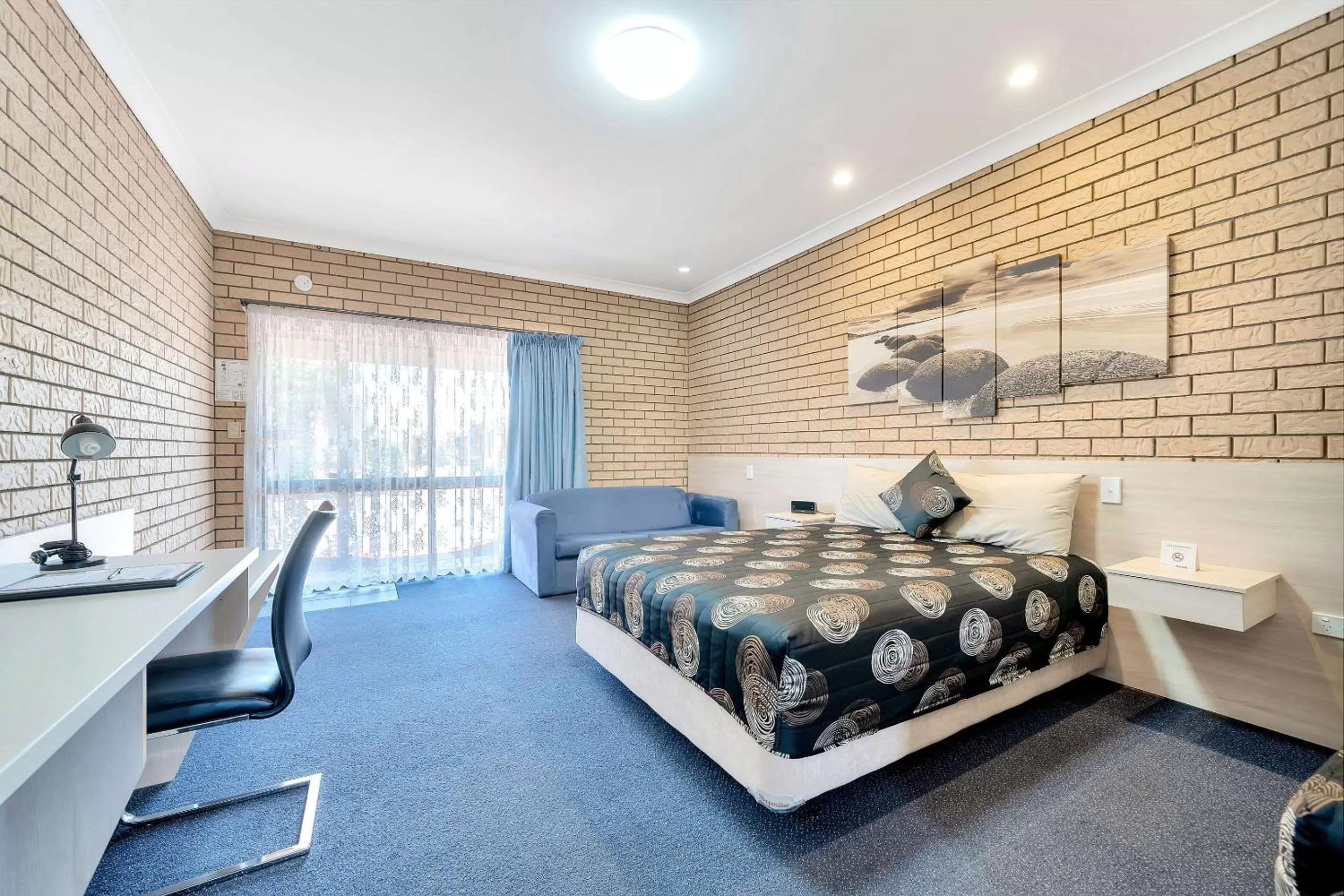 Photo of the whole room in Warwick Settlers Inn