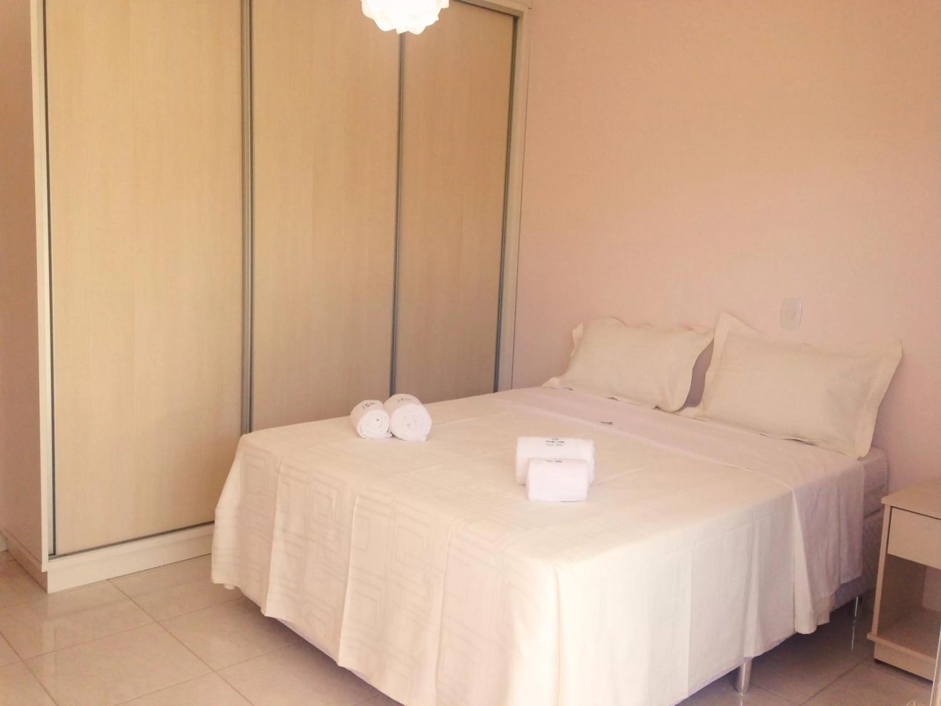 Photo of the whole room, Bed in Porto Luar