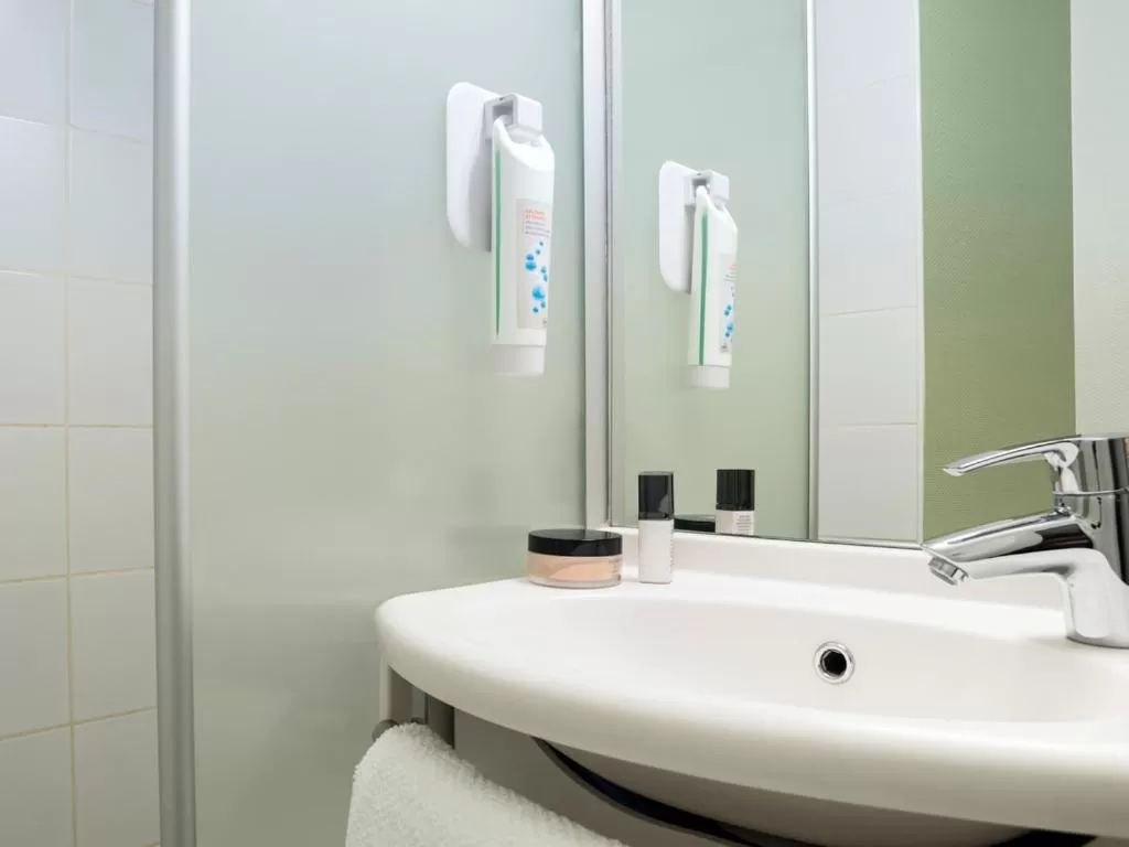 Bathroom in ibis budget Bordeaux Centre Mériadeck