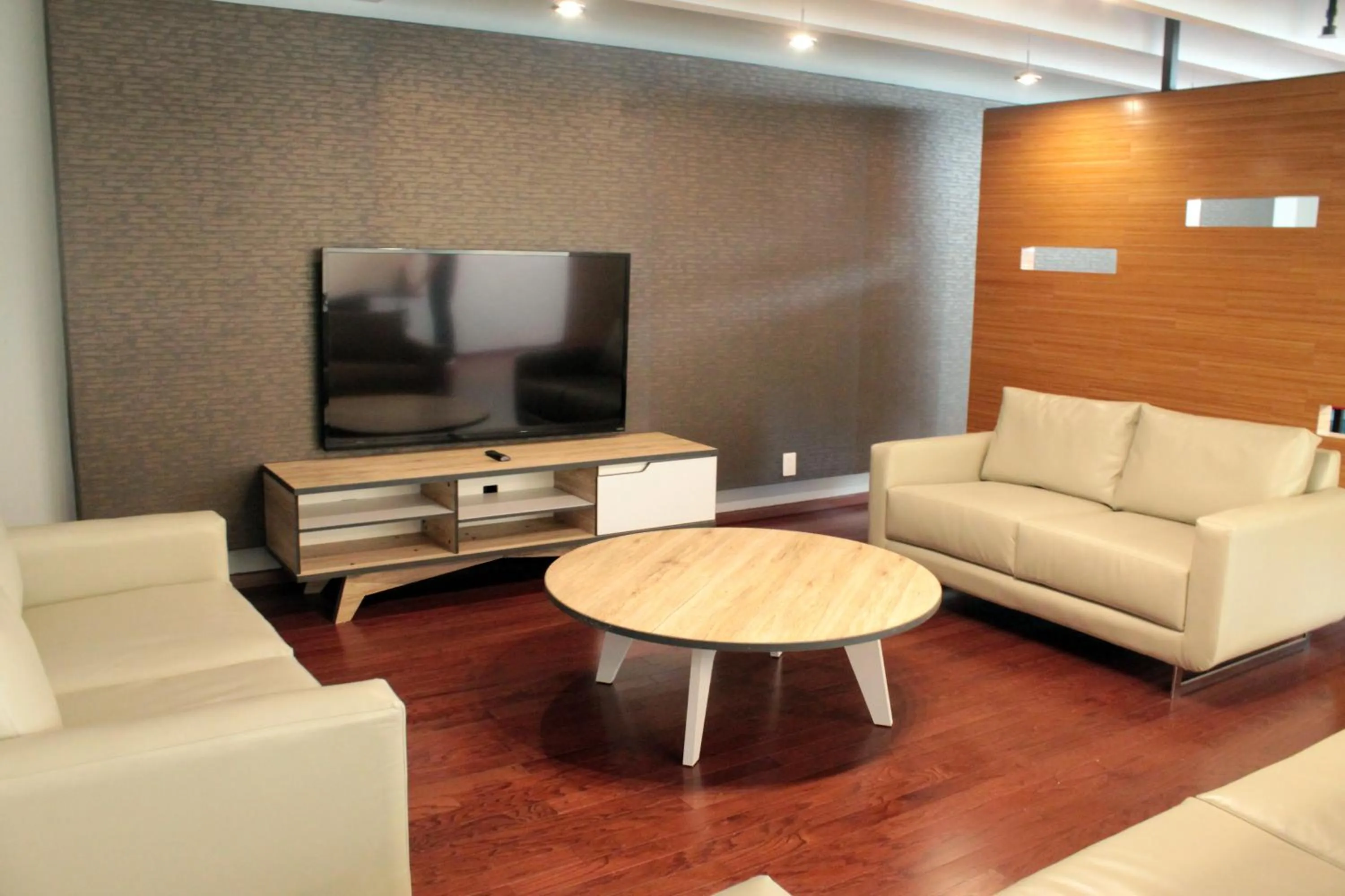 Communal lounge/ TV room in Casa Inn Business Irapuato