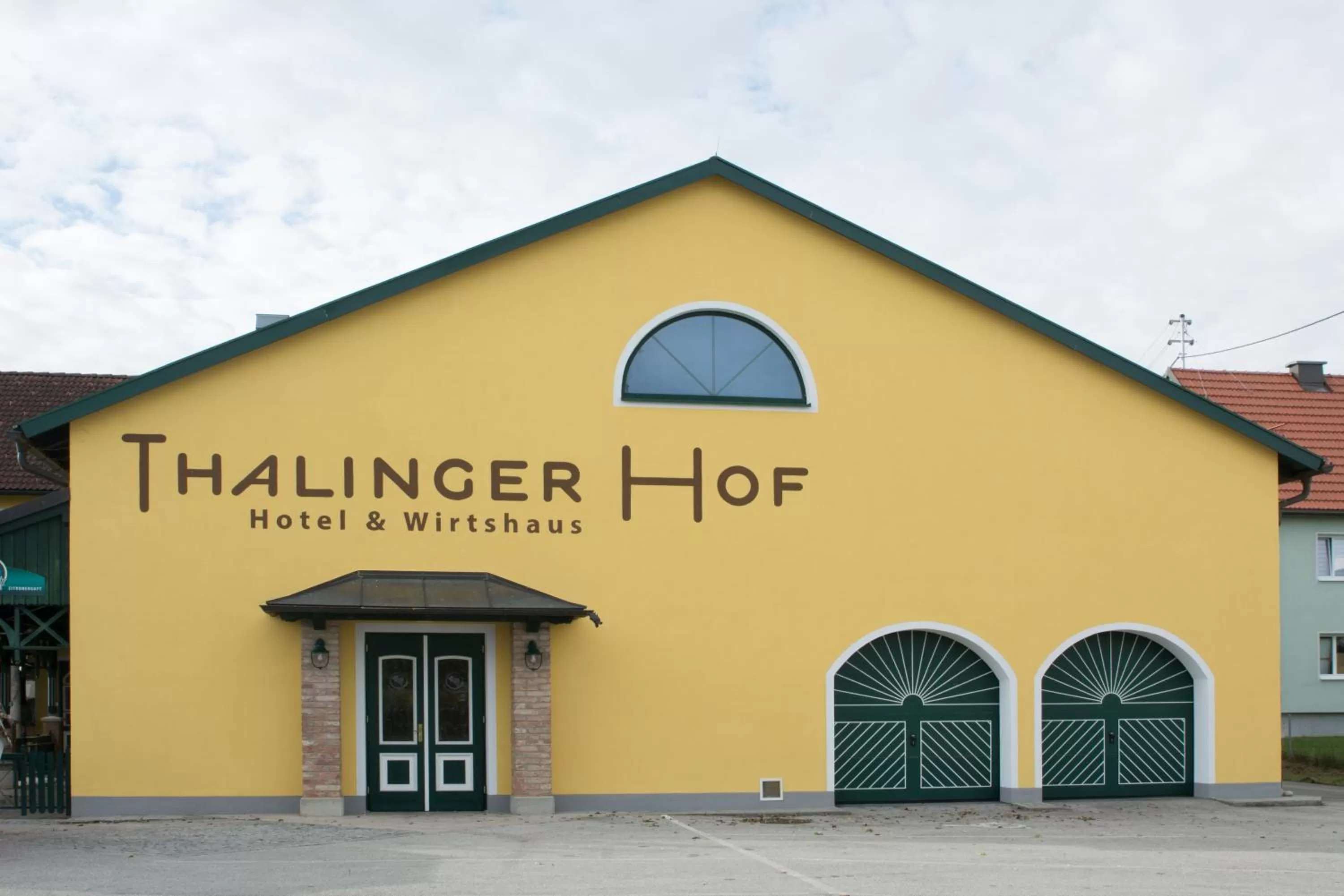 Property building in Thalinger Hof