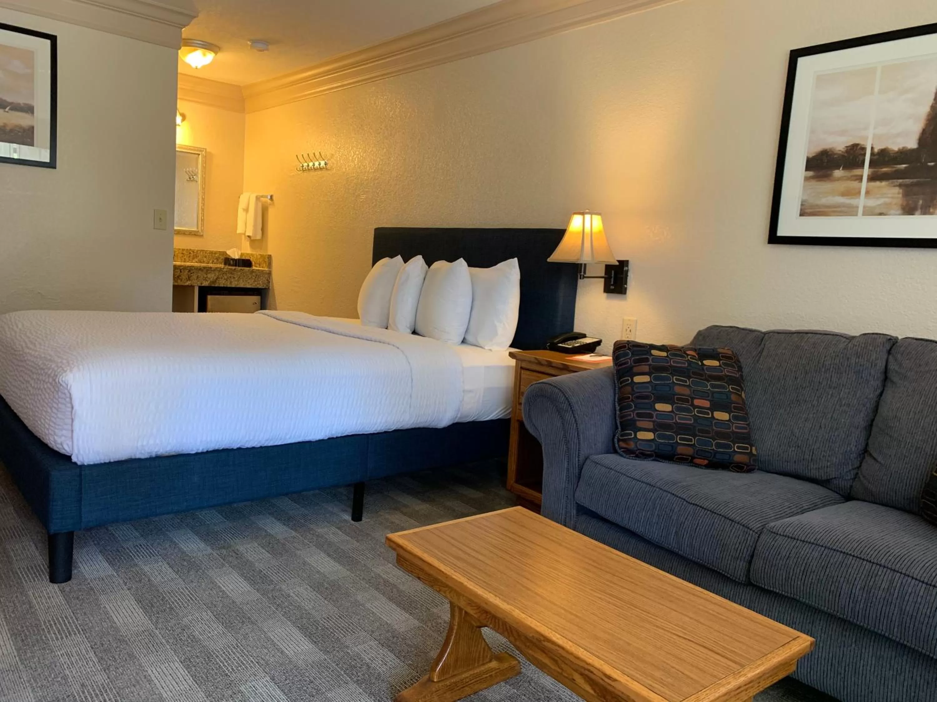 Bed in Coachman Inn Oak Harbor