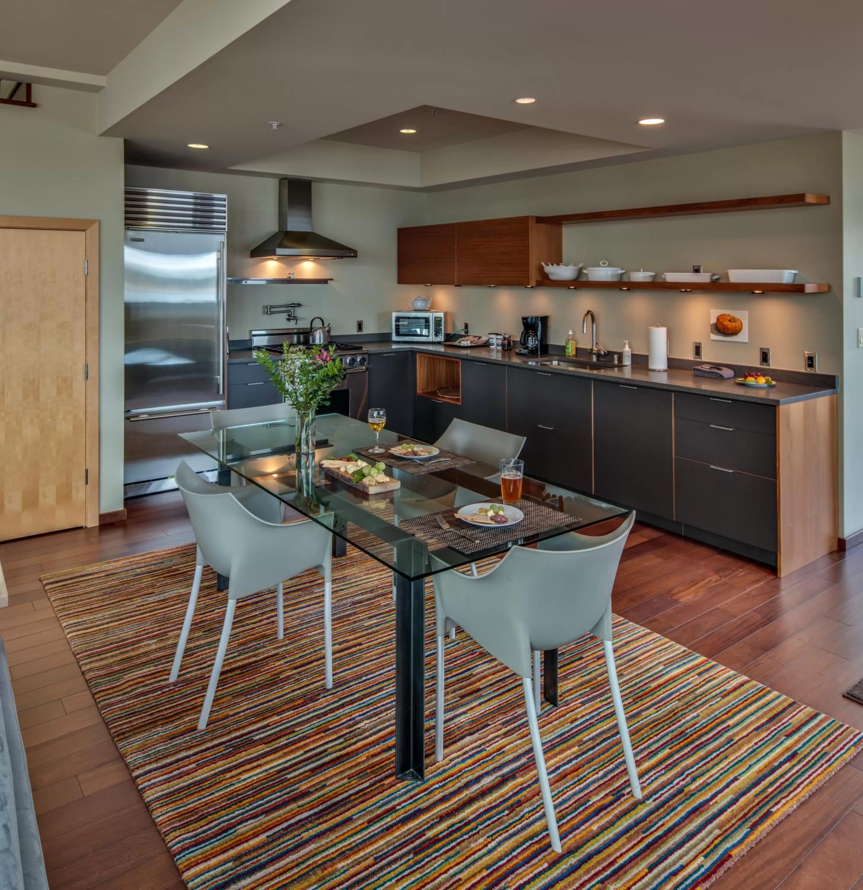 Coffee/tea facilities, Restaurant/Places to Eat in Island Inn at 123 West