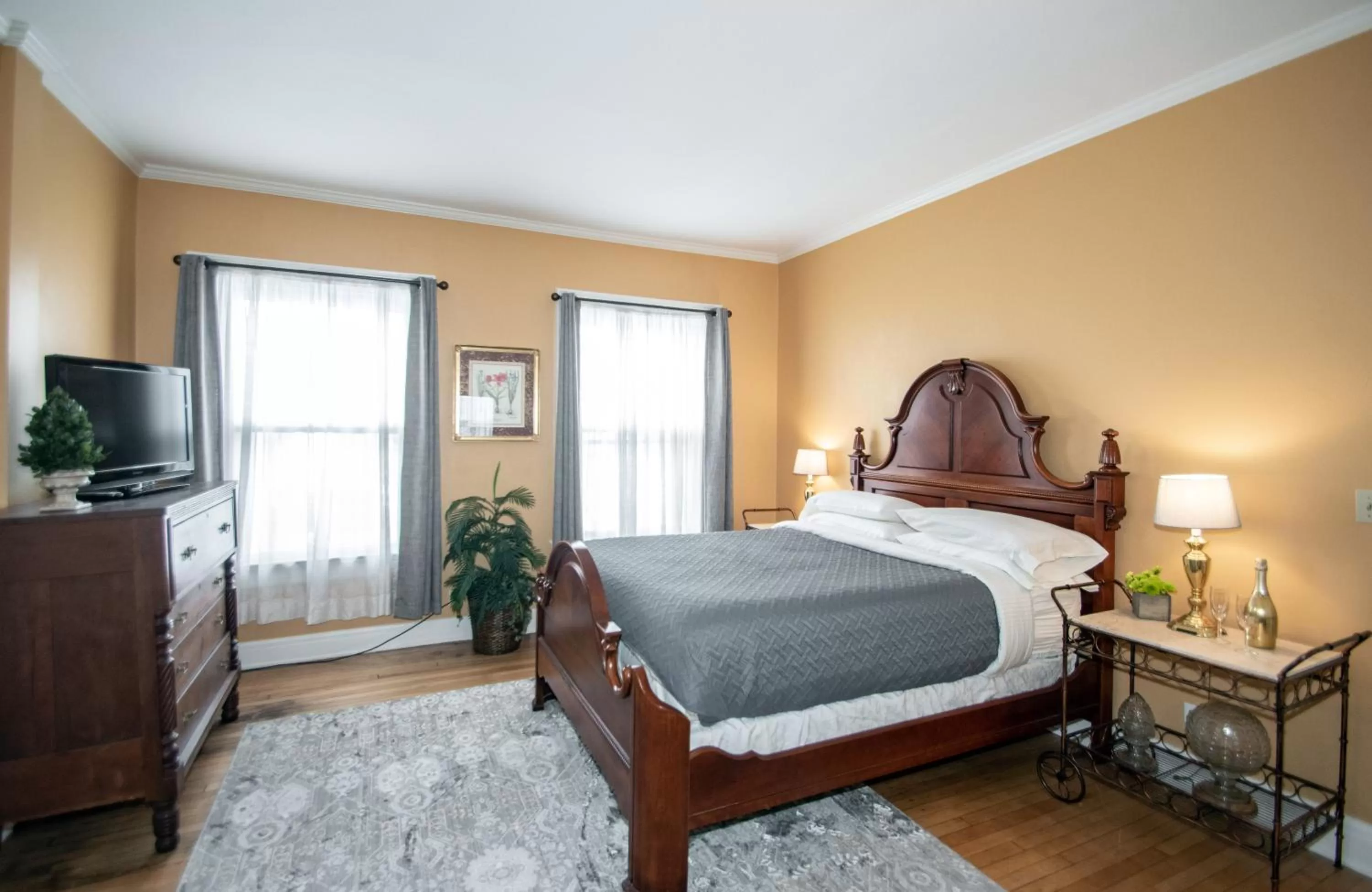 Photo of the whole room in Looking Glass Inn