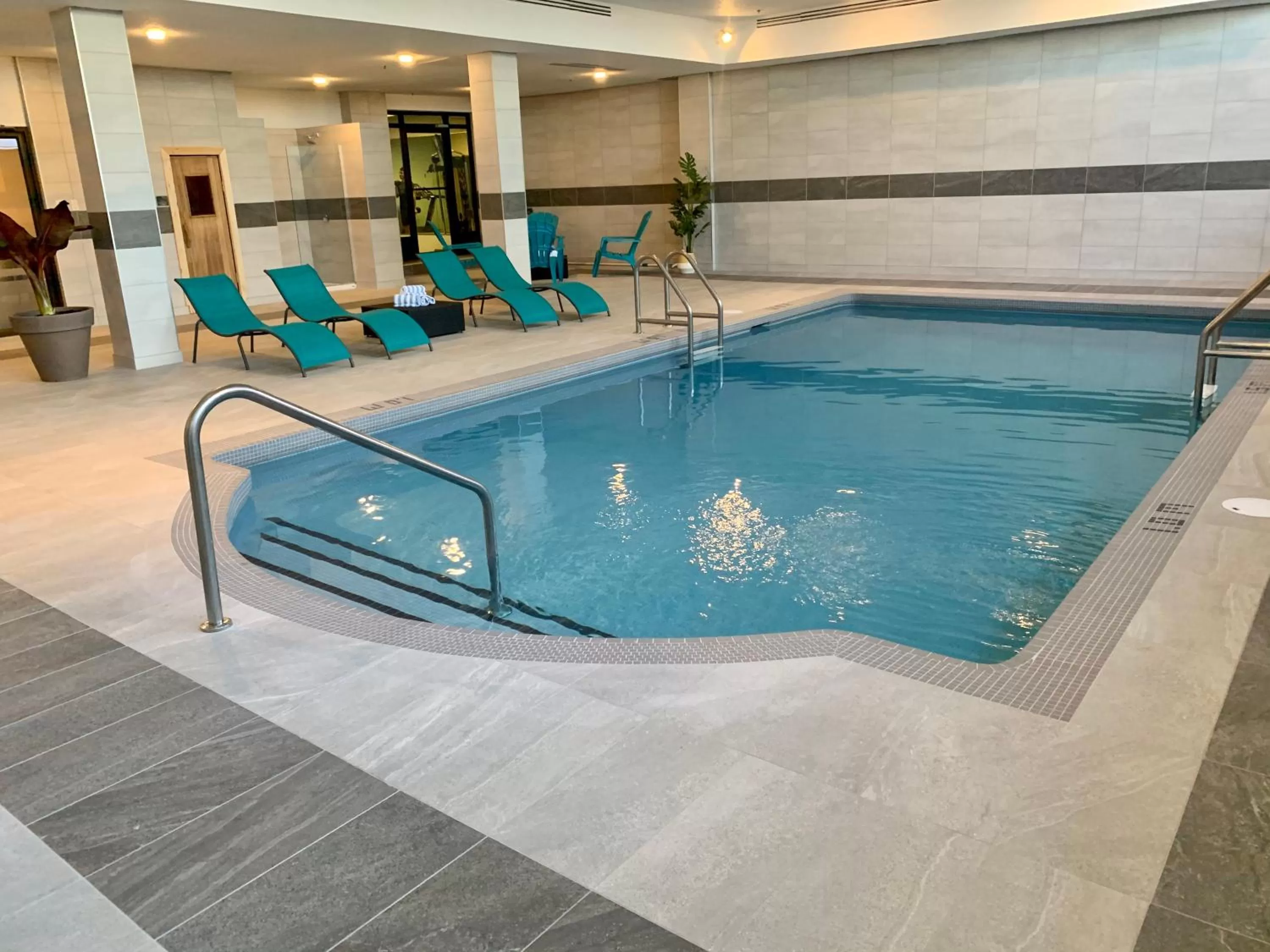 Swimming pool in Hotel Universel Montréal