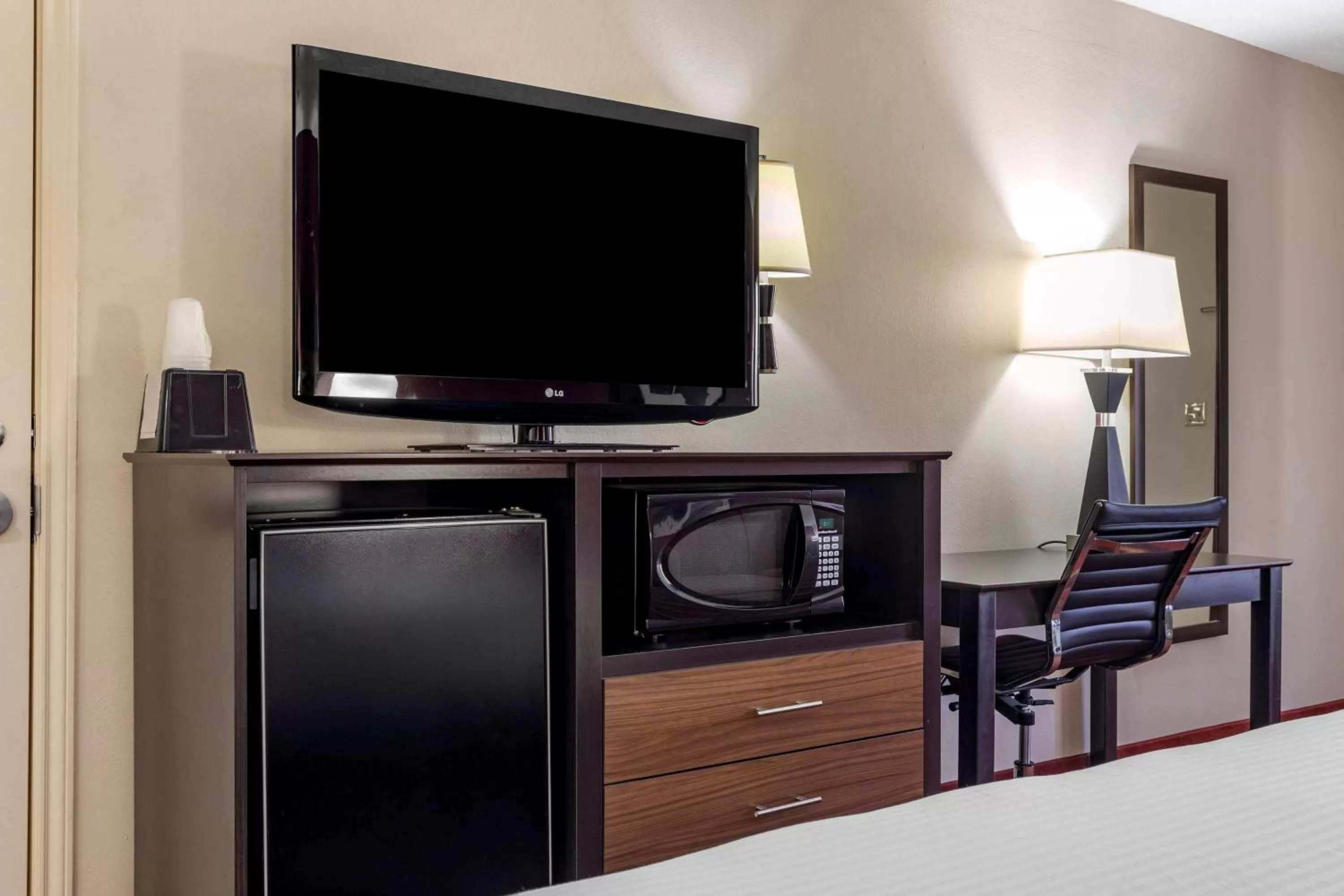 Bedroom in Best Western Lindale Inn