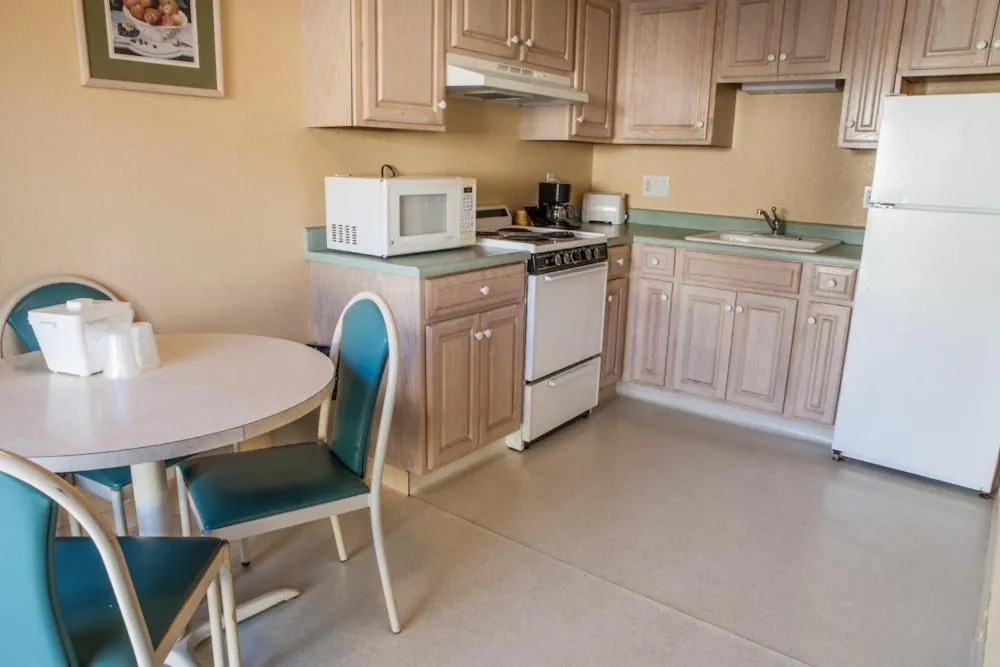 Kitchen or kitchenette in Marinwood Inn & Suites