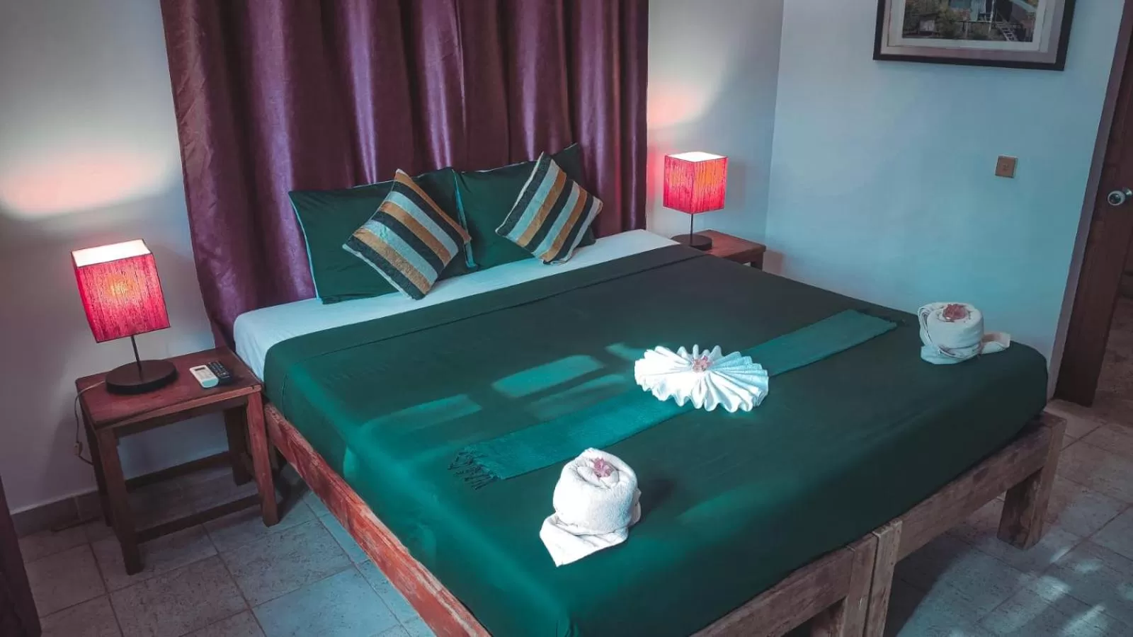 Property building, Bed in Au Cabaret Vert