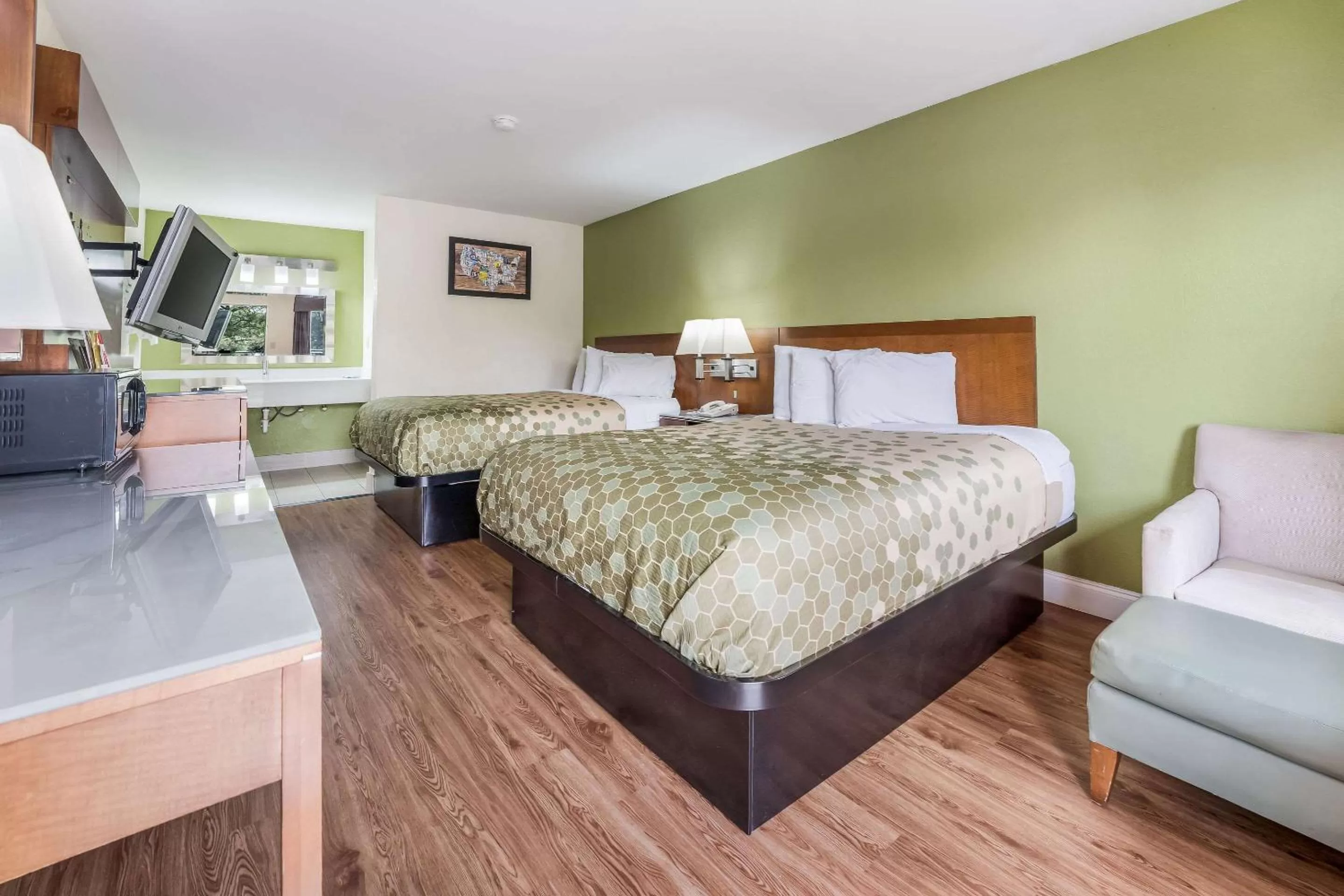 Photo of the whole room, Bed in Econo Lodge Atlanta Airport East