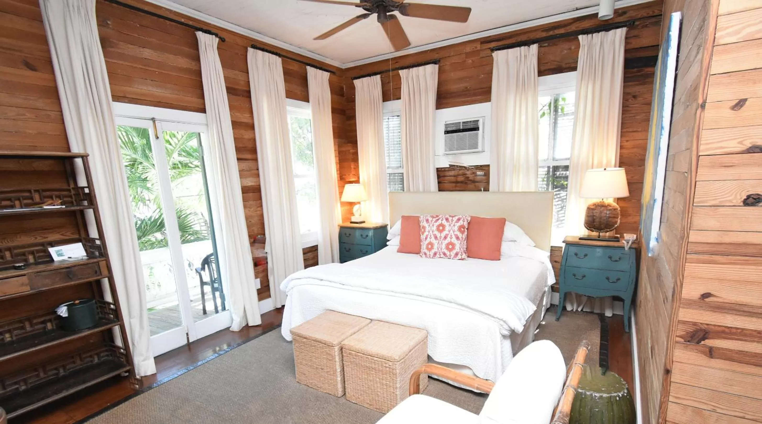 Bed in Simonton Court Historic Inn & Cottages