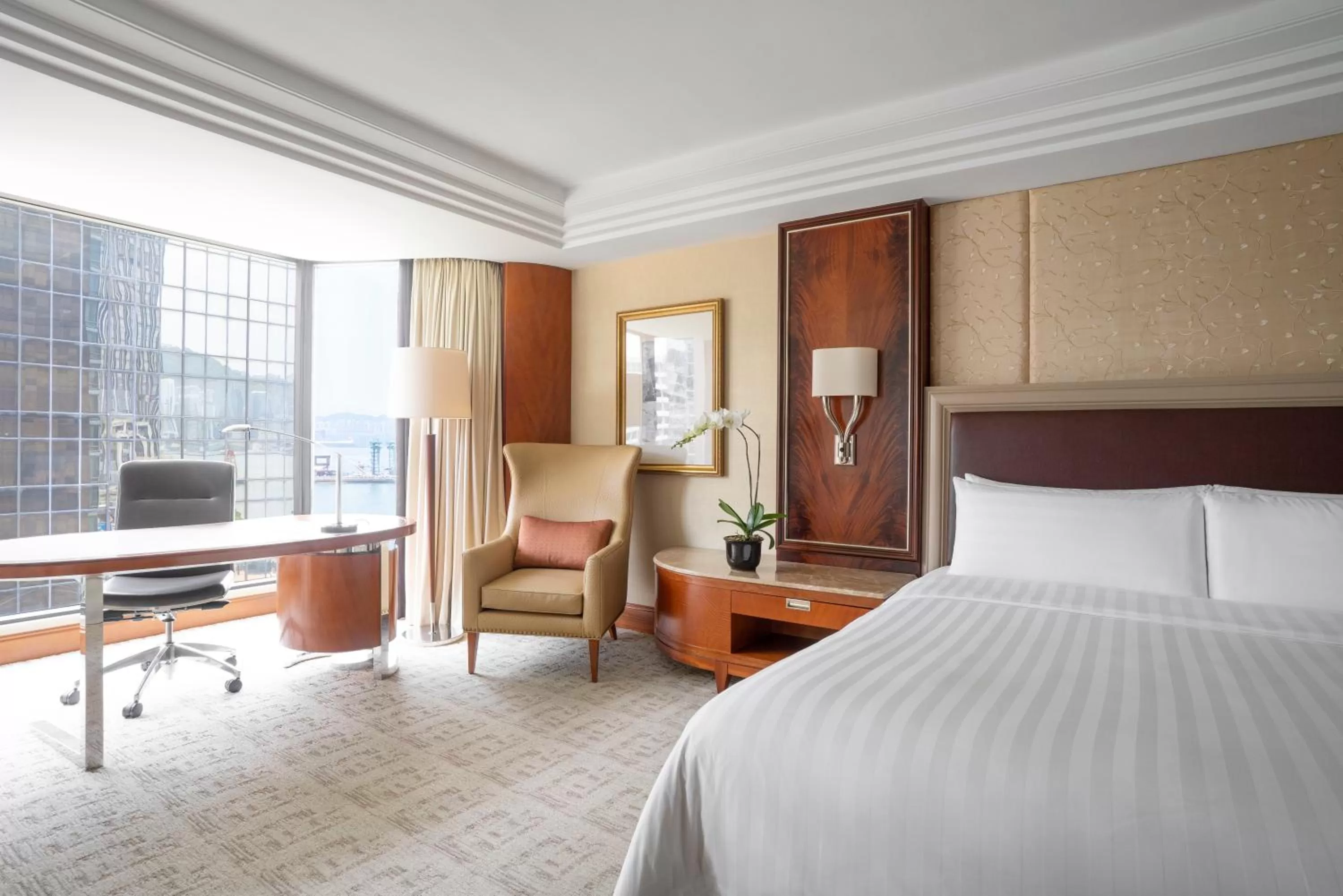 Bedroom, Bed in Kowloon Shangri-La, Hong Kong