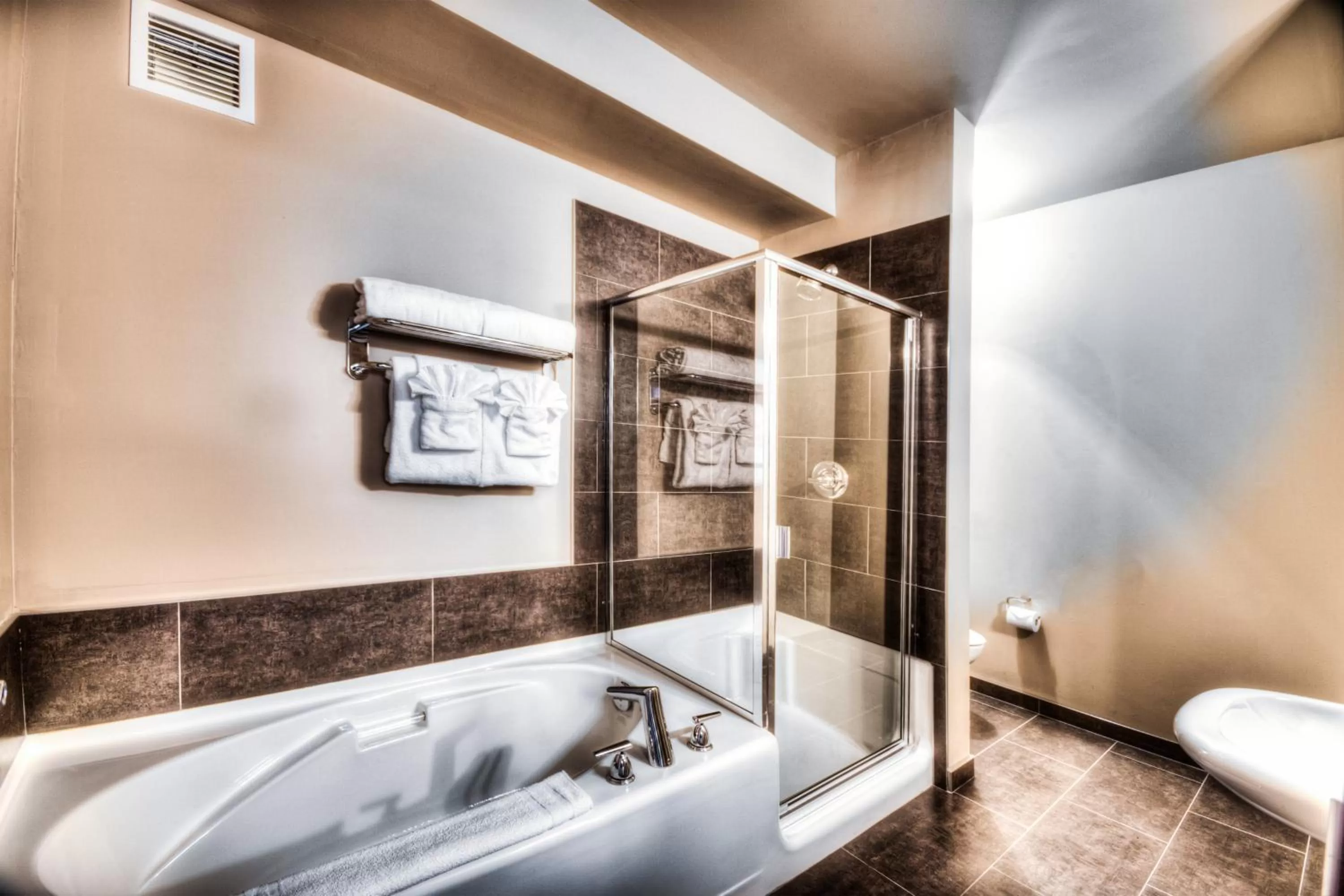 Bathroom in Podollan Inn & Spa - Grande Prairie