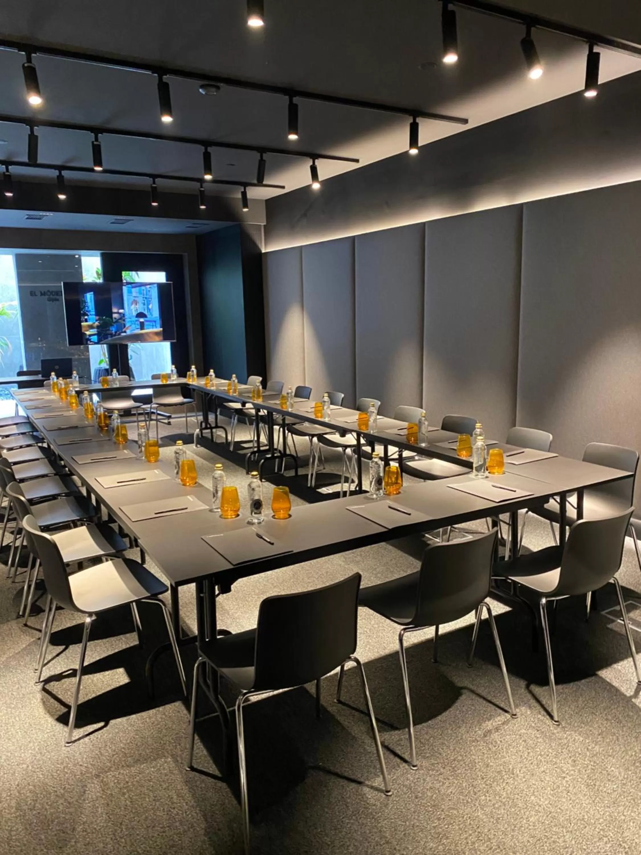 Meeting/conference room in El Môderne Hotel