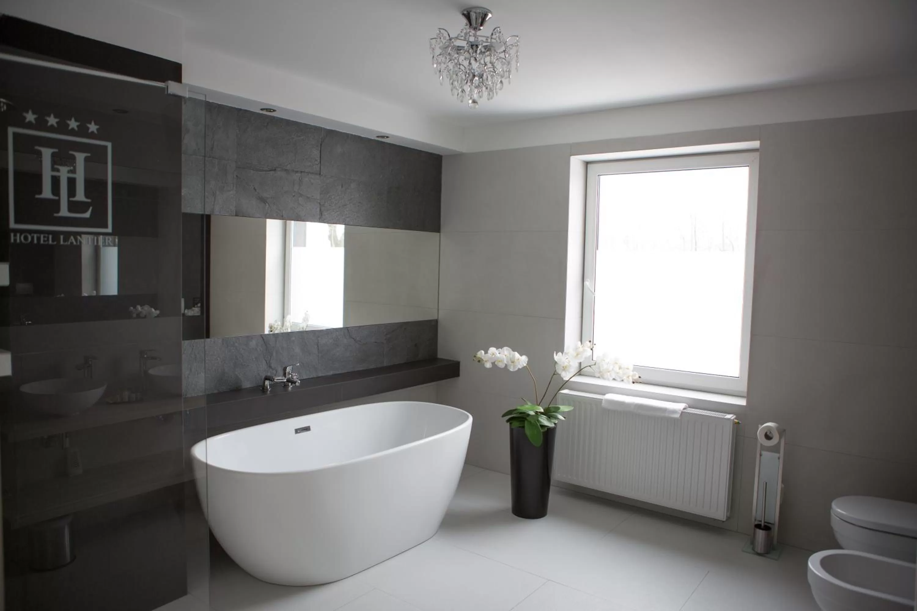 Bathroom in Hotel Lantier & Swimming Pool Zone