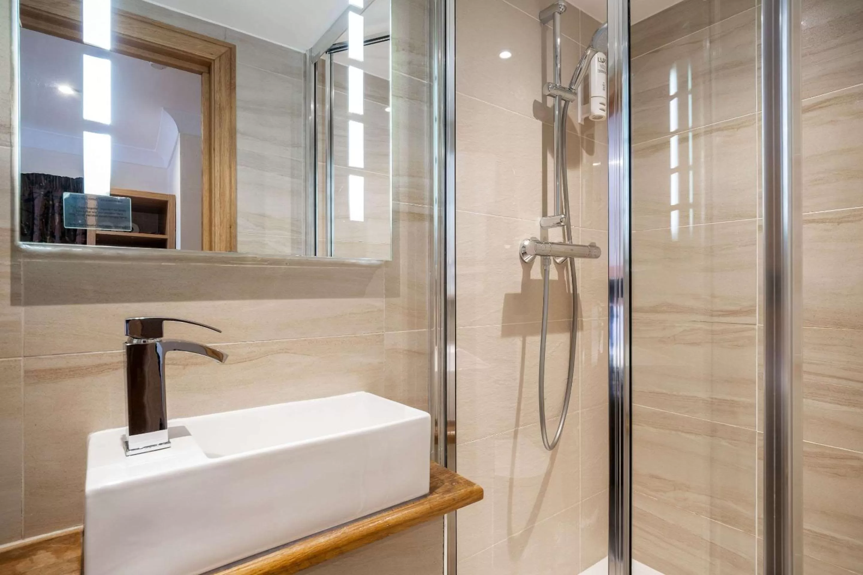 Bathroom in Comfort Inn Hyde Park